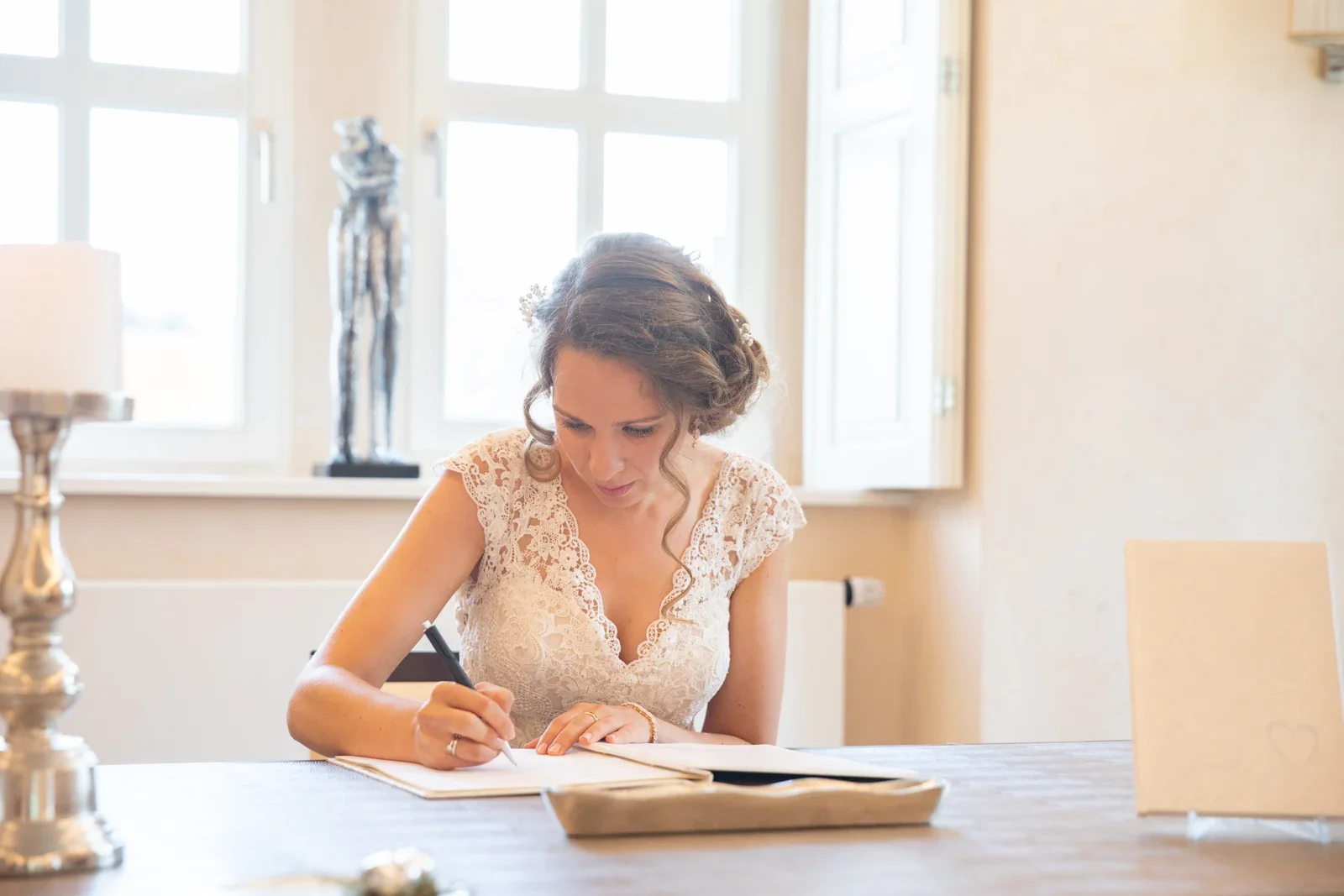 Sylvia unterschreibt – Hochzeit von Sylvia und Danny in Bad Salzungen