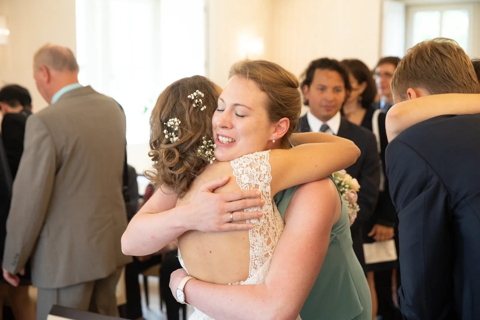 Eine herzliche Umarmung nach der Trauung – Hochzeit von Sylvia und Danny in Bad Salzungen