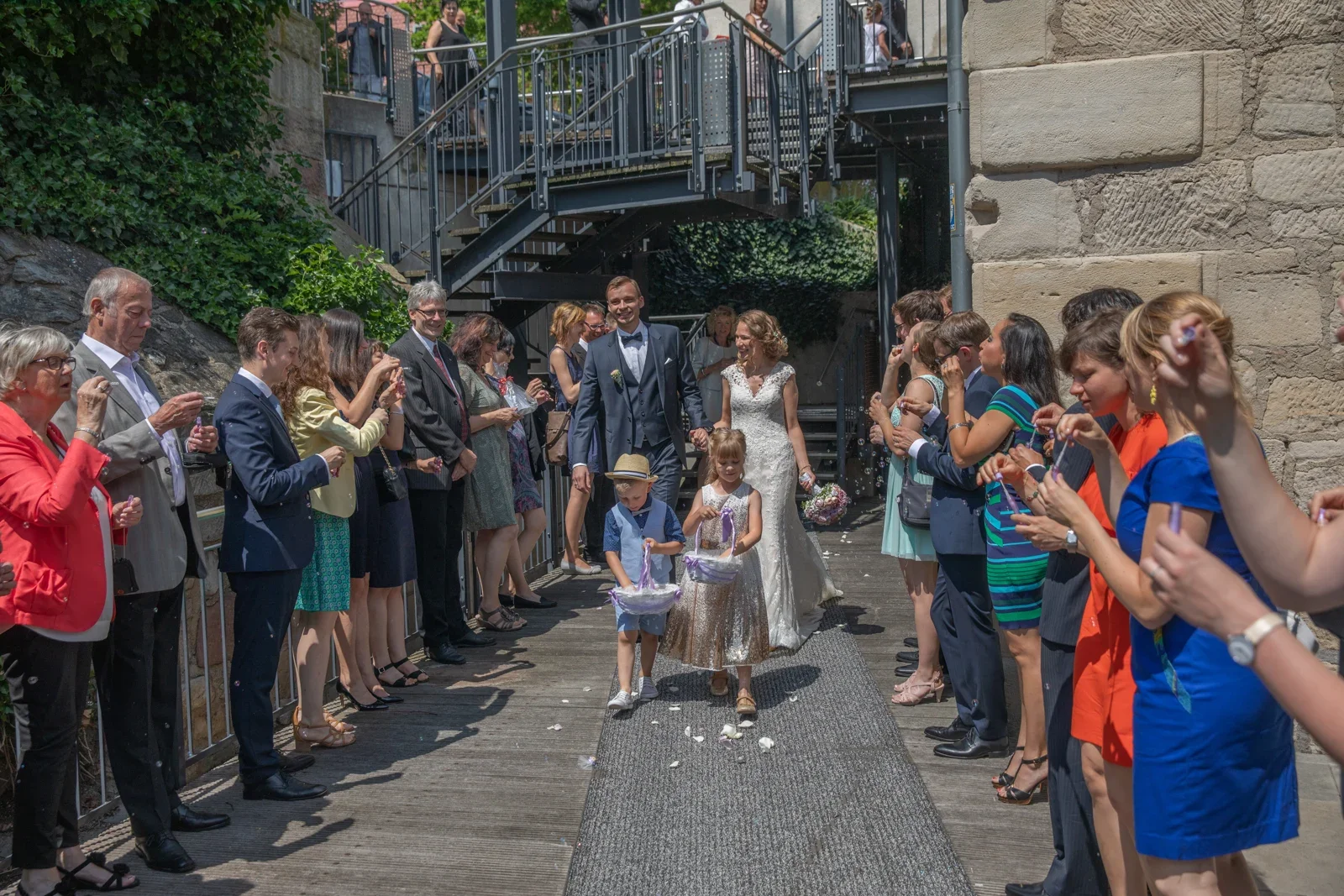 Das Brautpaar wird von seinen Gästen empfangen – Hochzeit von Sylvia und Danny in Bad Salzungen