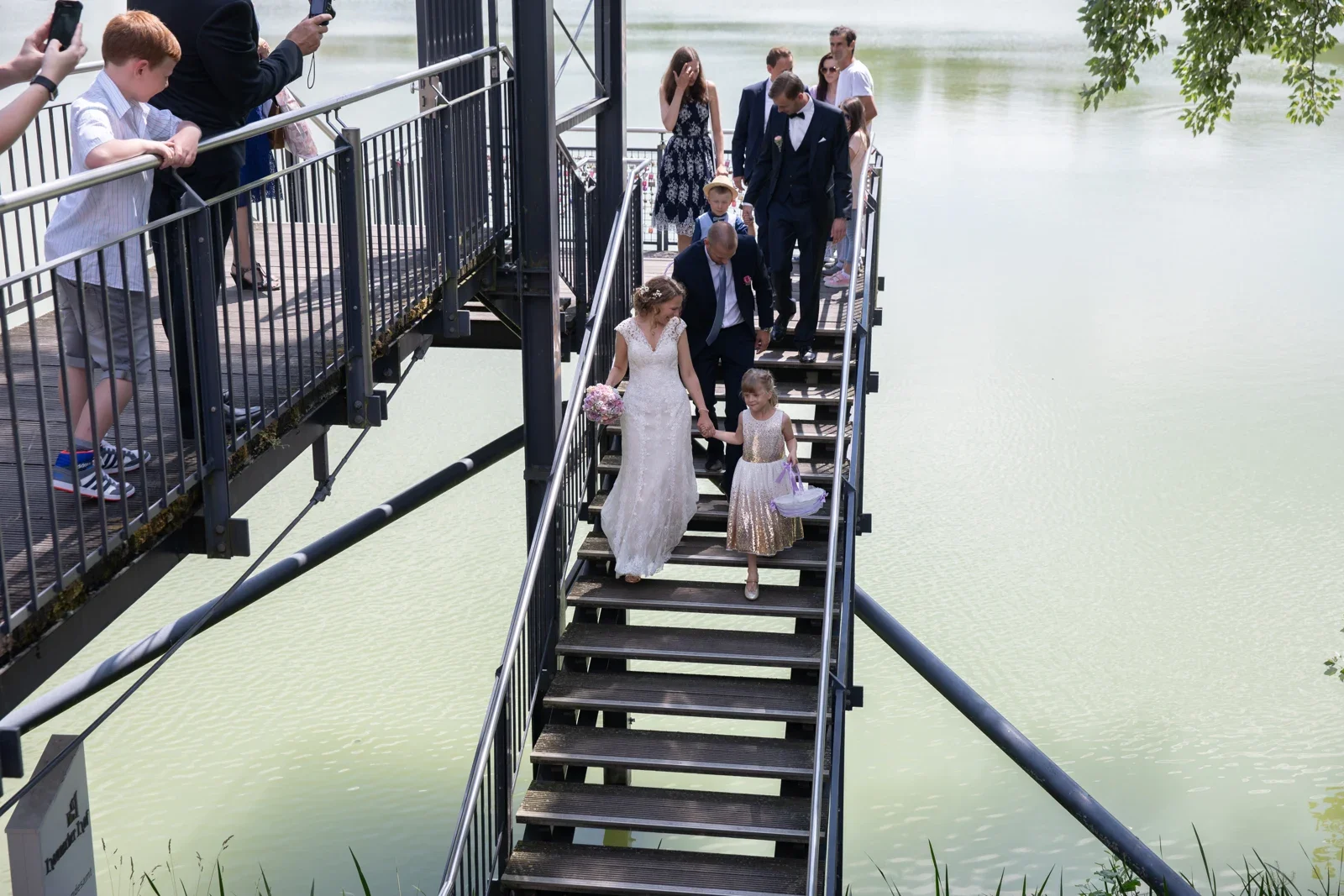 Gemeinsam die Treppe hinunter – Hochzeit von Sylvia und Danny in Bad Salzungen