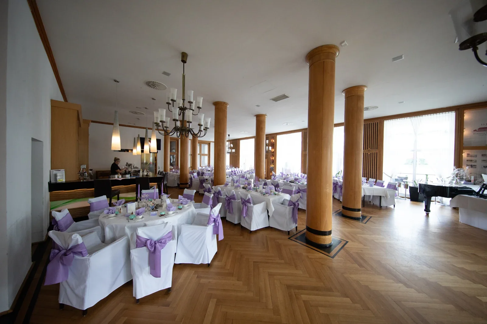Der festlich gedeckte Saal im Kurhotel – Hochzeit von Sylvia und Danny in Bad Salzungen