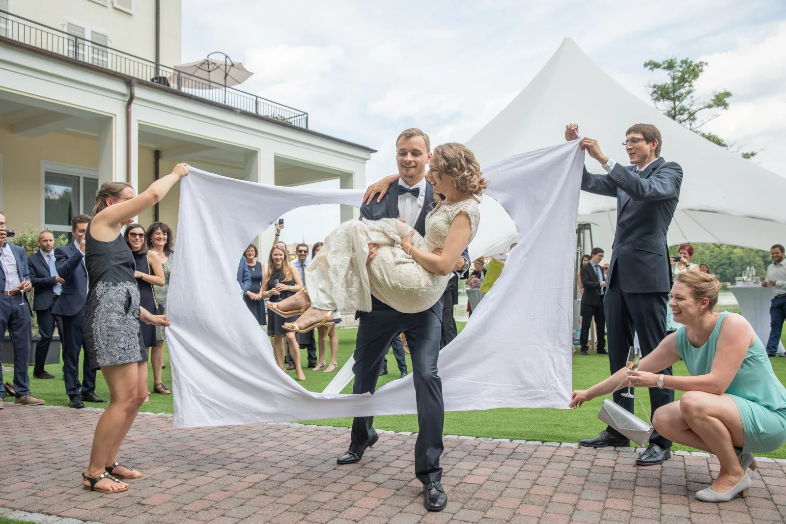 Danny trägt Sylvia durch das ausgeschnittene Herz – Hochzeit von Sylvia und Danny in Bad Salzungen