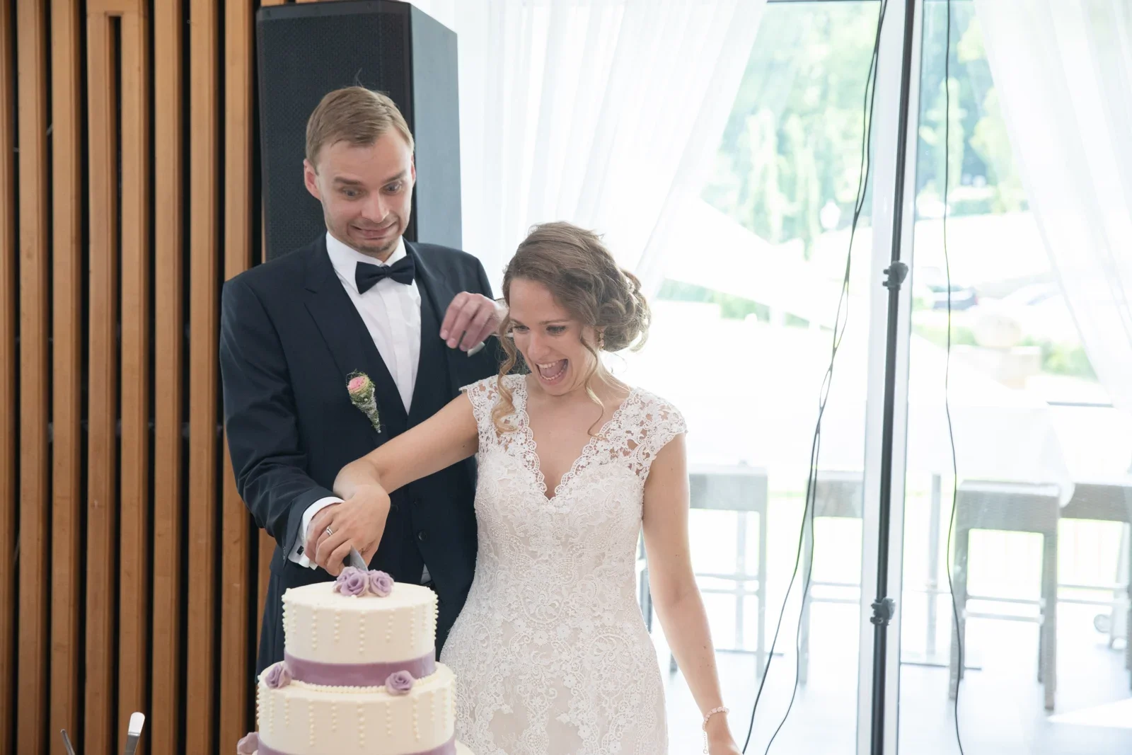 Gemeinsam wird die Hochzeitstorte angeschnitten – Hochzeit von Sylvia und Danny in Bad Salzungen