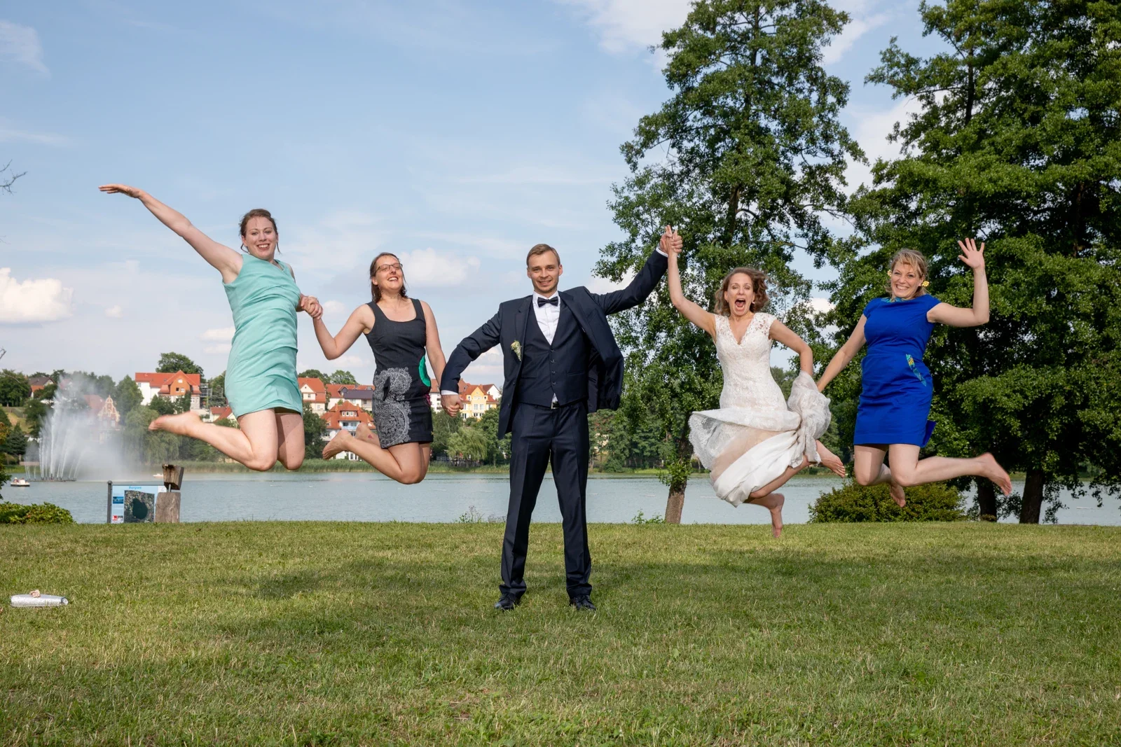Ein gemeinsamer Sprung für das Gruppenfoto – Hochzeit von Sylvia und Danny in Bad Salzungen
