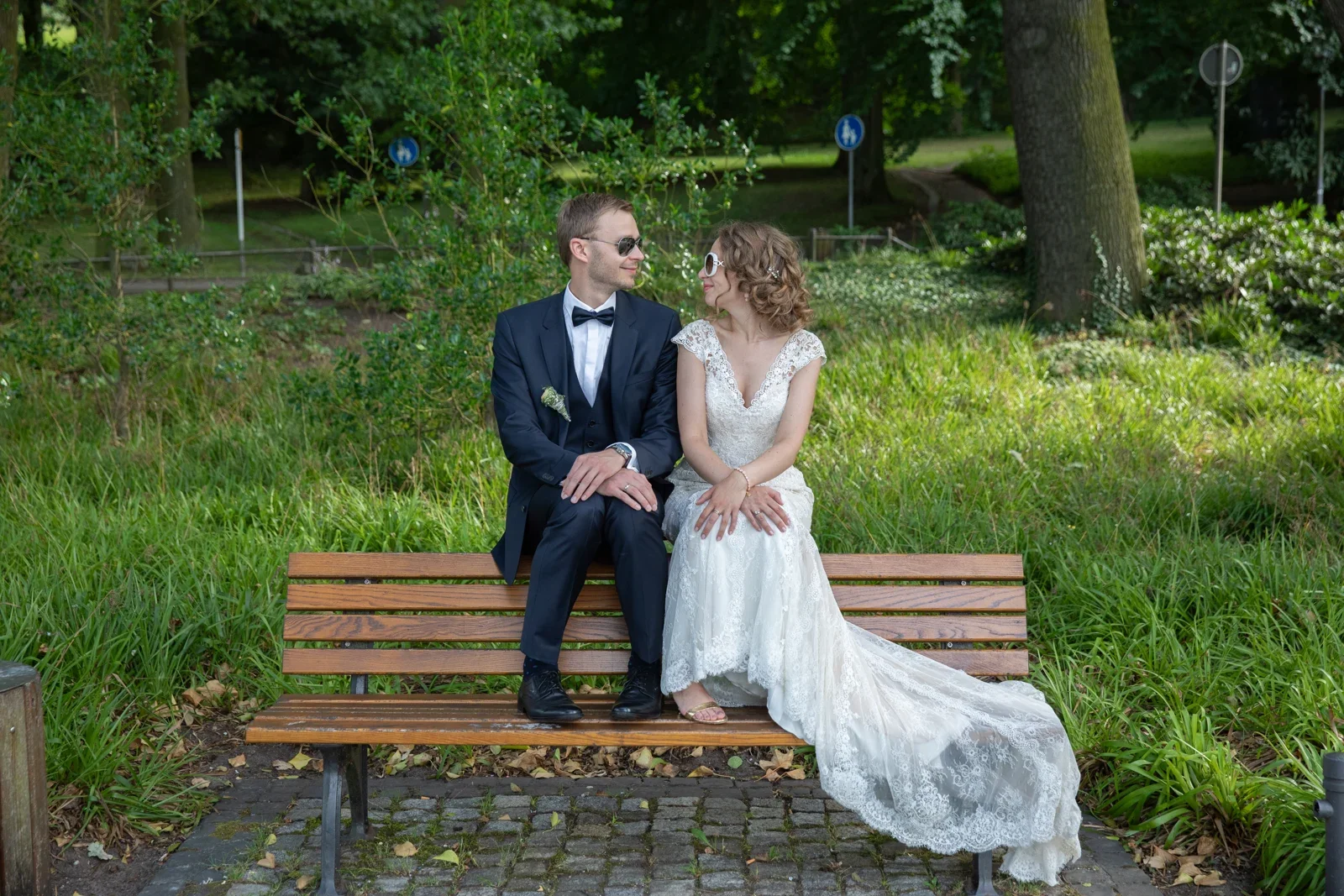 Zu zweit auf der Bank im Grünen – Hochzeit von Sylvia und Danny in Bad Salzungen