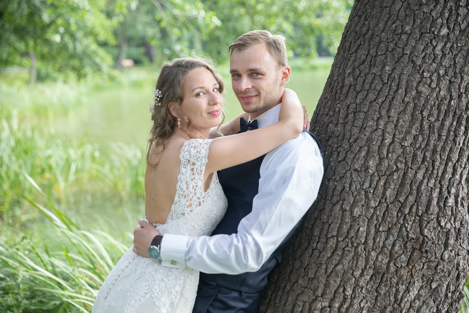 Eine Umarmung am Baum – Hochzeit von Sylvia und Danny in Bad Salzungen