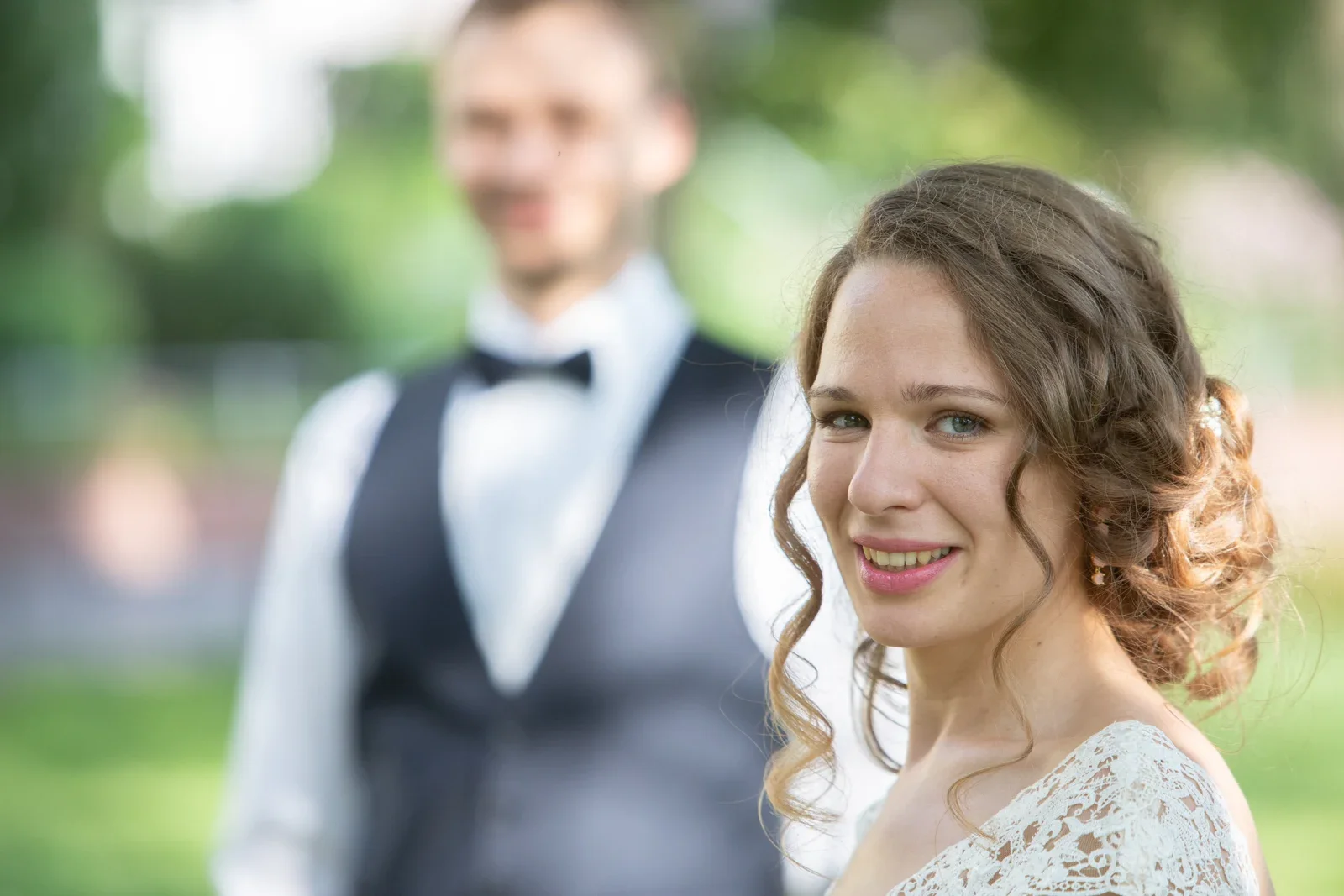 Sylvia lächelt beim Paarshooting – Hochzeit von Sylvia und Danny in Bad Salzungen