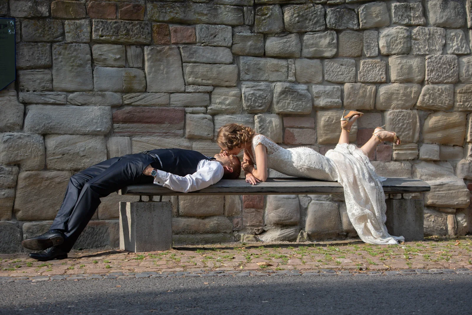 Eine kleine Pause auf der Bank – Hochzeit von Sylvia und Danny in Bad Salzungen