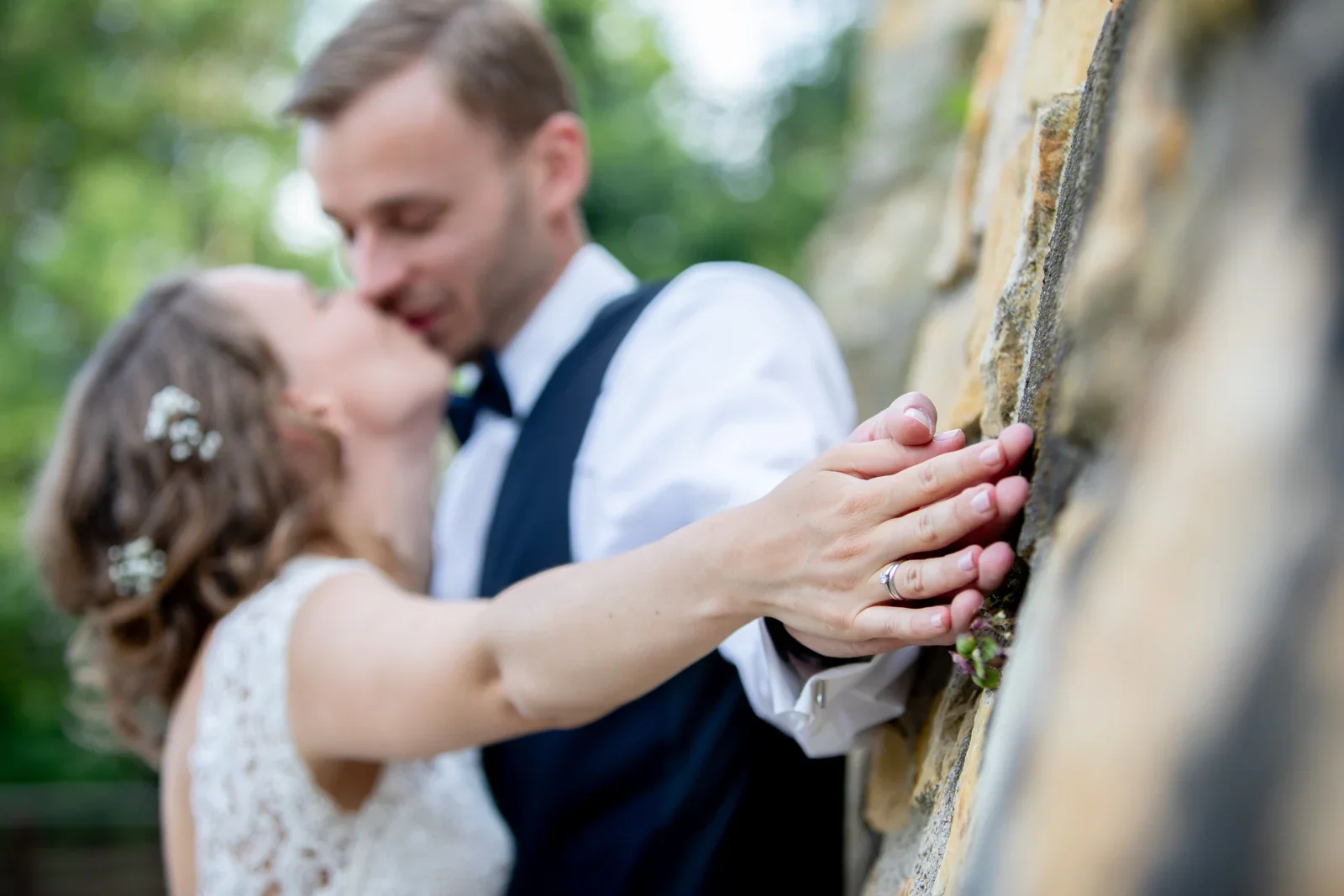 Ein Kuss an der Mauer – Hochzeit von Sylvia und Danny in Bad Salzungen