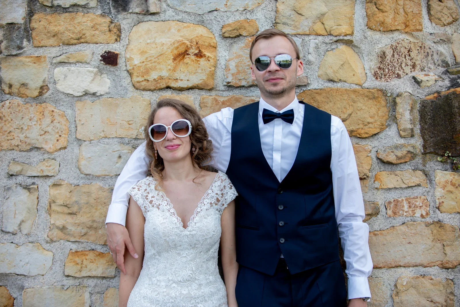 Das Brautpaar mit Sonnenbrillen – Hochzeit von Sylvia und Danny in Bad Salzungen
