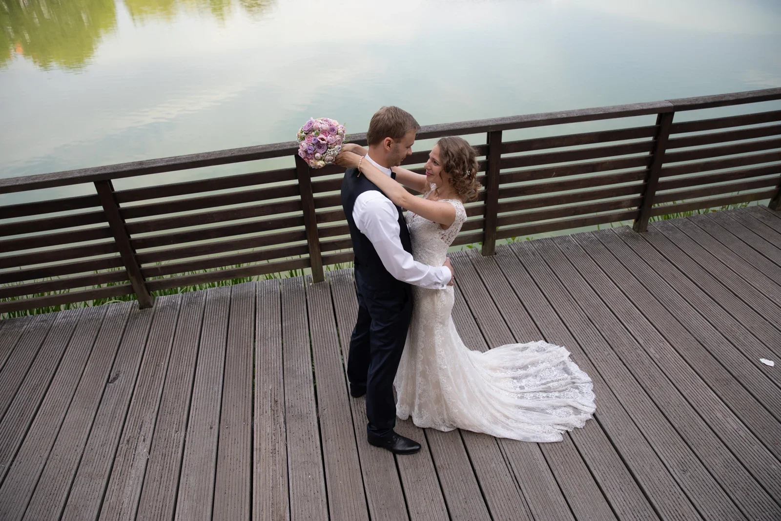 Eine Umarmung auf der Terrasse am Wasser – Hochzeit von Sylvia und Danny in Bad Salzungen