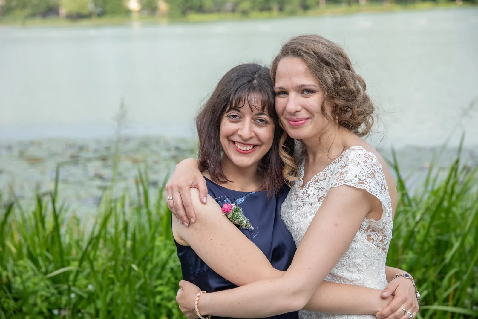 Sylvia mit einem Hochzeitsgast am Burgsee – Hochzeit von Sylvia und Danny in Bad Salzungen