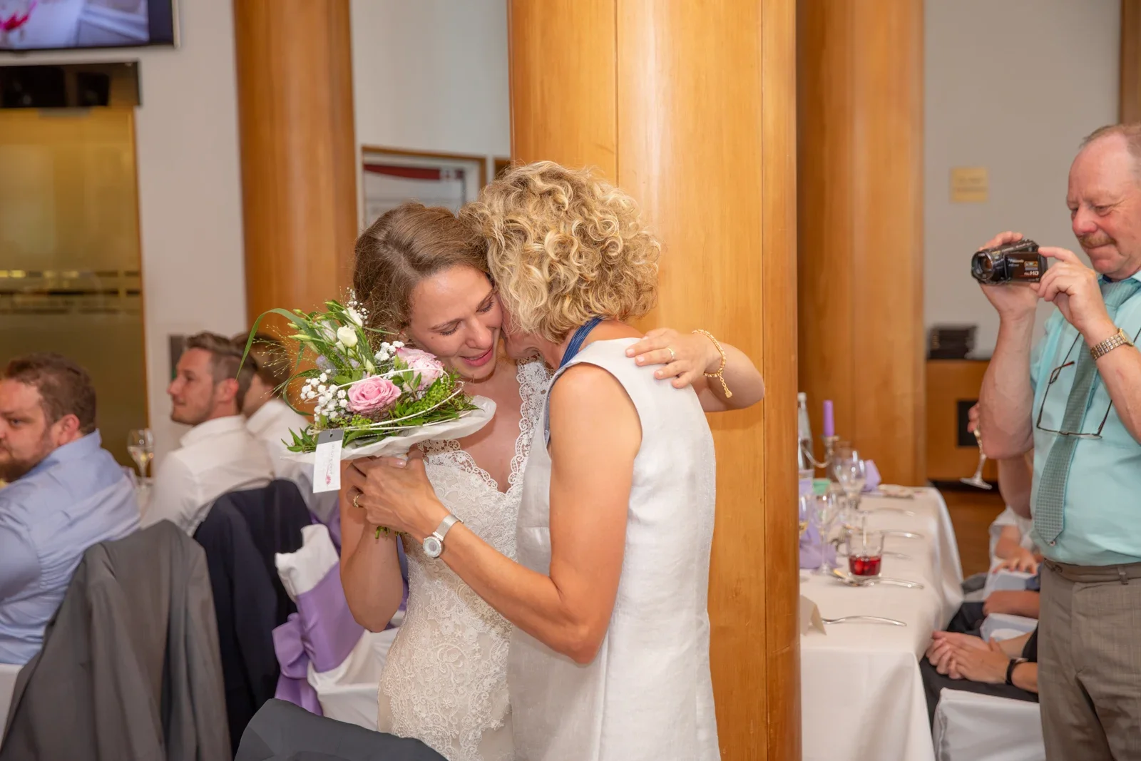 Eine herzliche Umarmung bei der Feier – Hochzeit von Sylvia und Danny in Bad Salzungen
