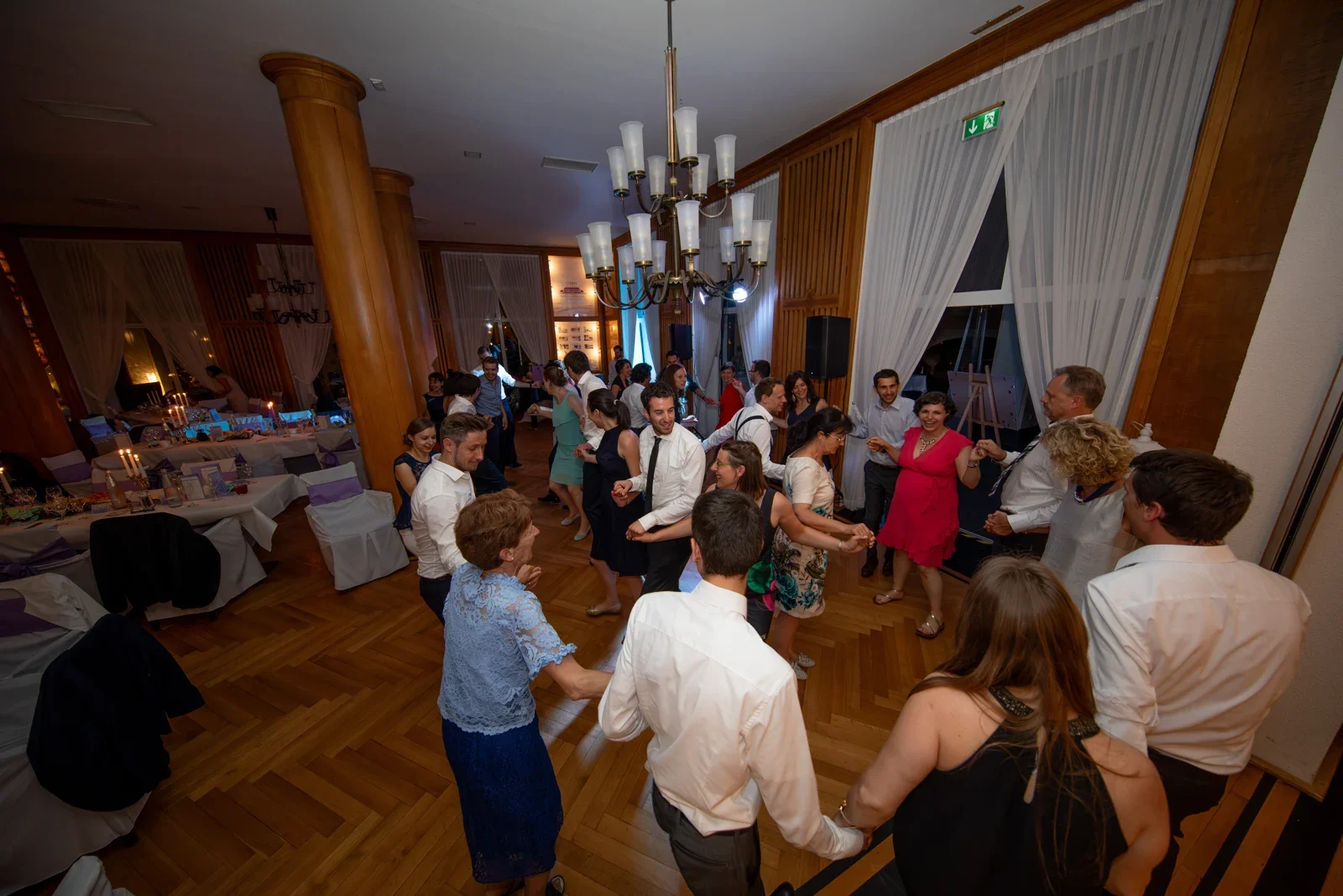 Die Gäste tanzen gemeinsam – Hochzeit von Sylvia und Danny in Bad Salzungen