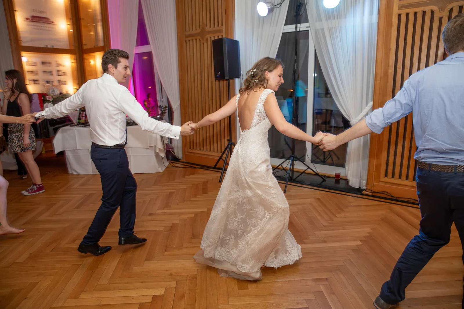 Sylvia mitten im Tanzkreis – Hochzeit von Sylvia und Danny in Bad Salzungen