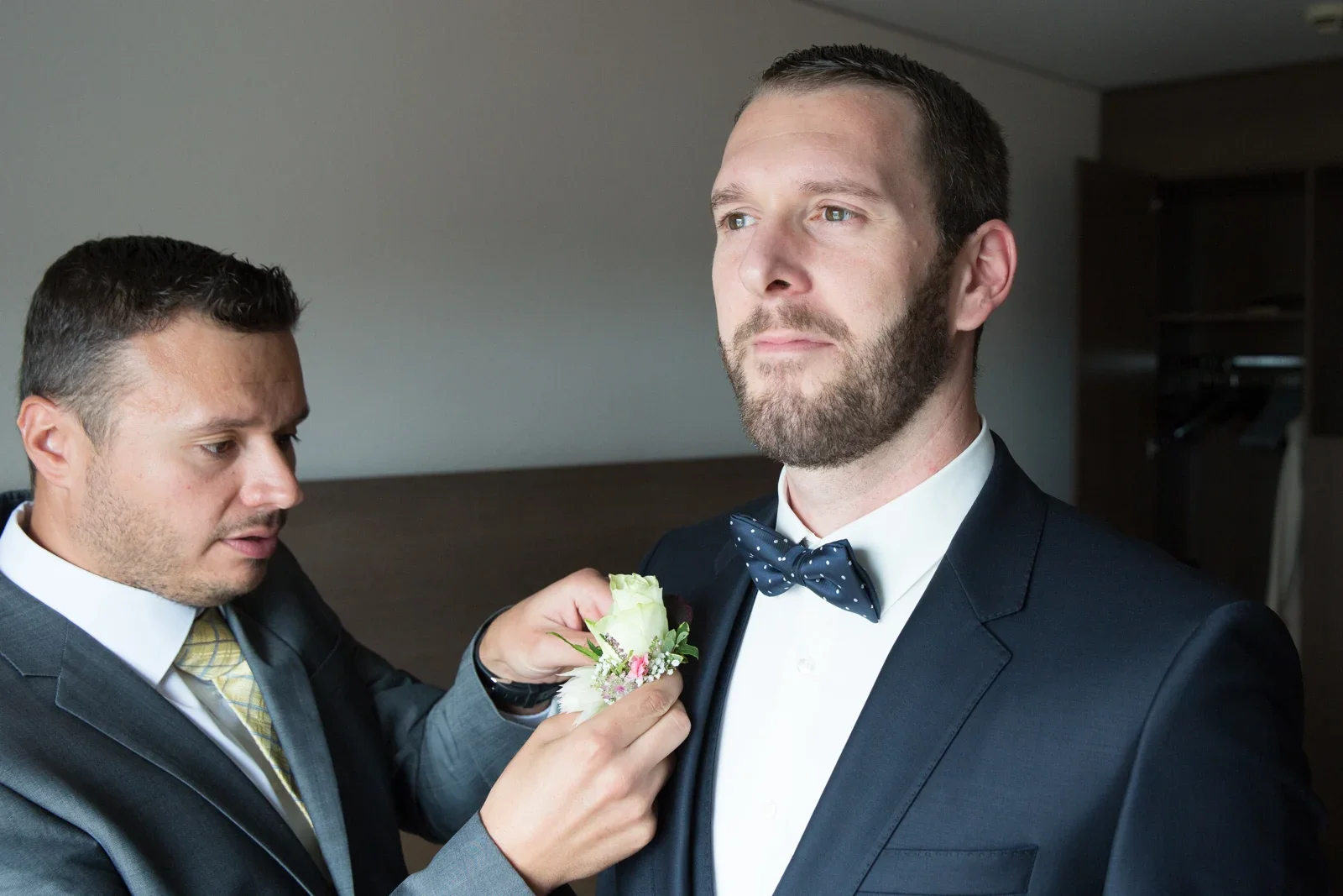 Der Blumenschmuck kommt ans Revers – Hochzeit von Gesa und Harald in Bad Schwalbach, Budenheim und Mainz