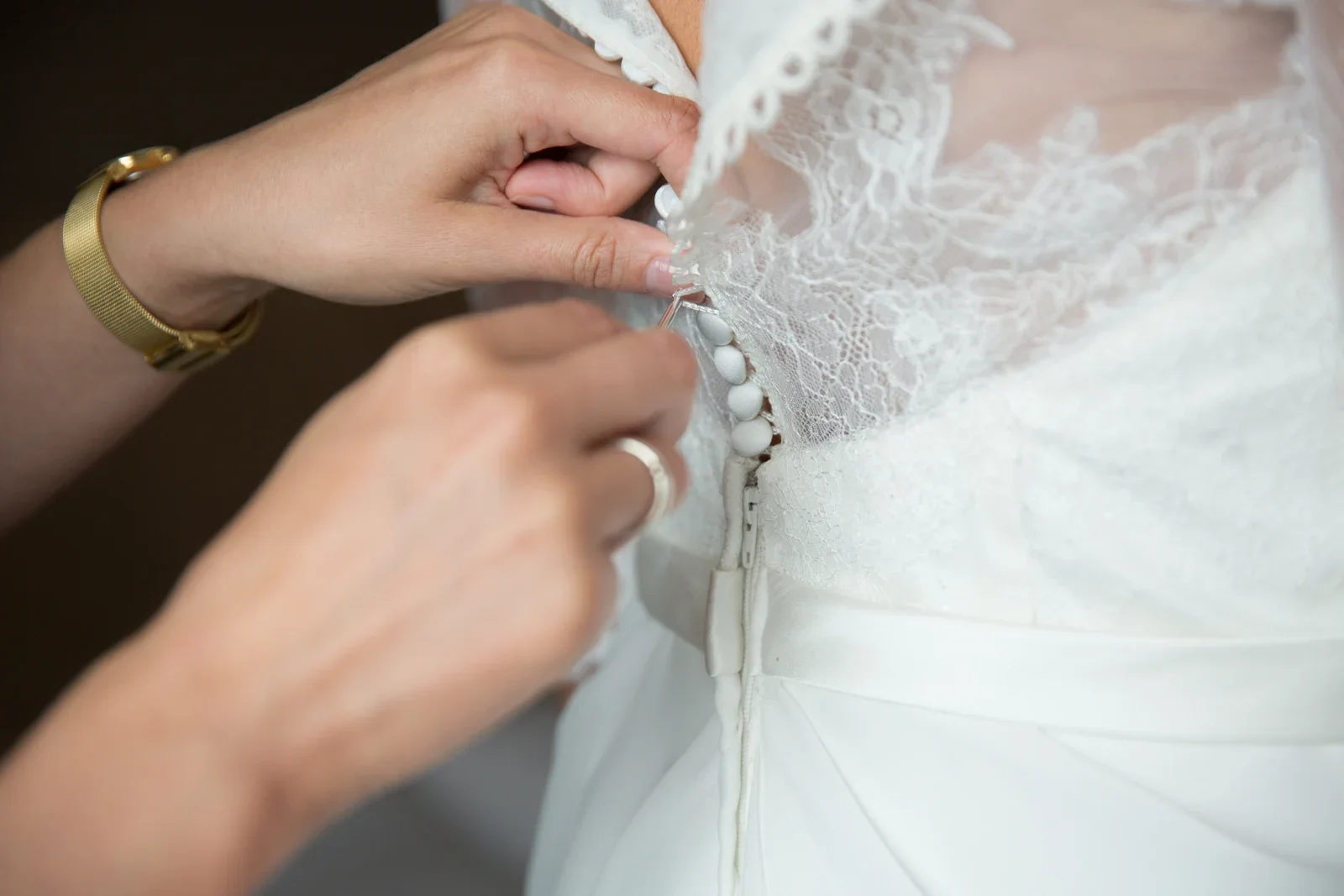 Die Knöpfe am Brautkleid werden geschlossen – Hochzeit von Gesa und Harald in Bad Schwalbach, Budenheim und Mainz