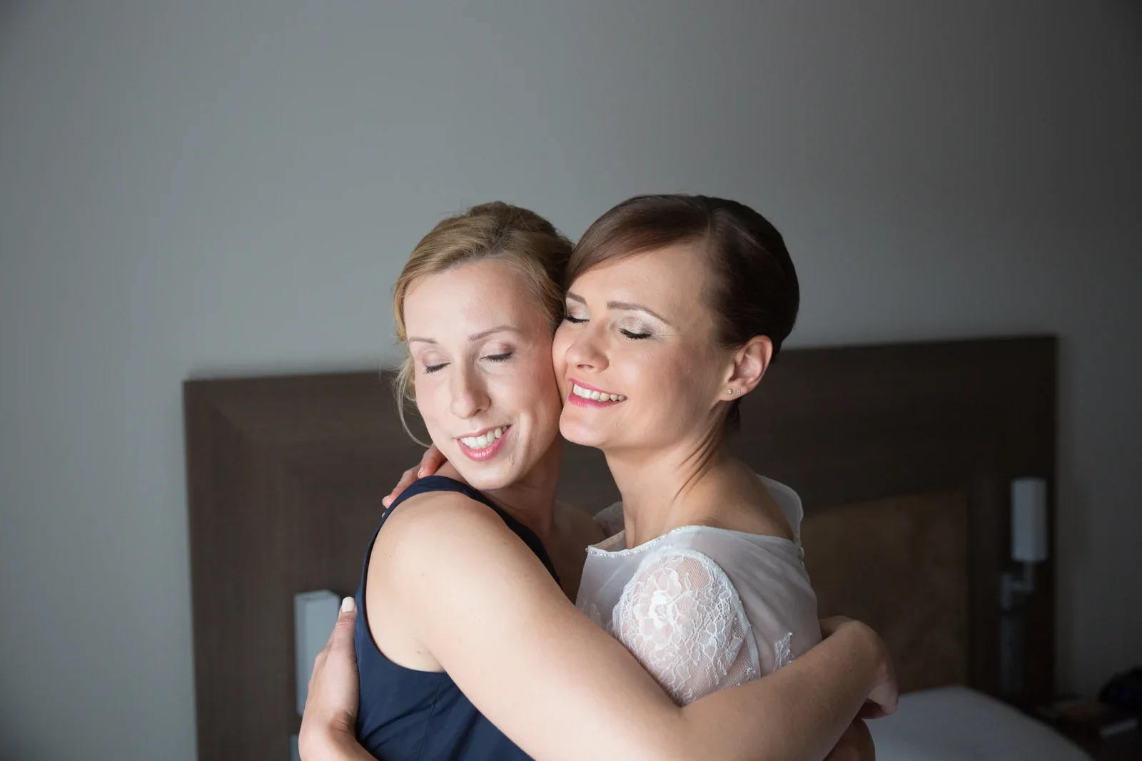 Eine Umarmung bei den Vorbereitungen – Hochzeit von Gesa und Harald in Bad Schwalbach, Budenheim und Mainz