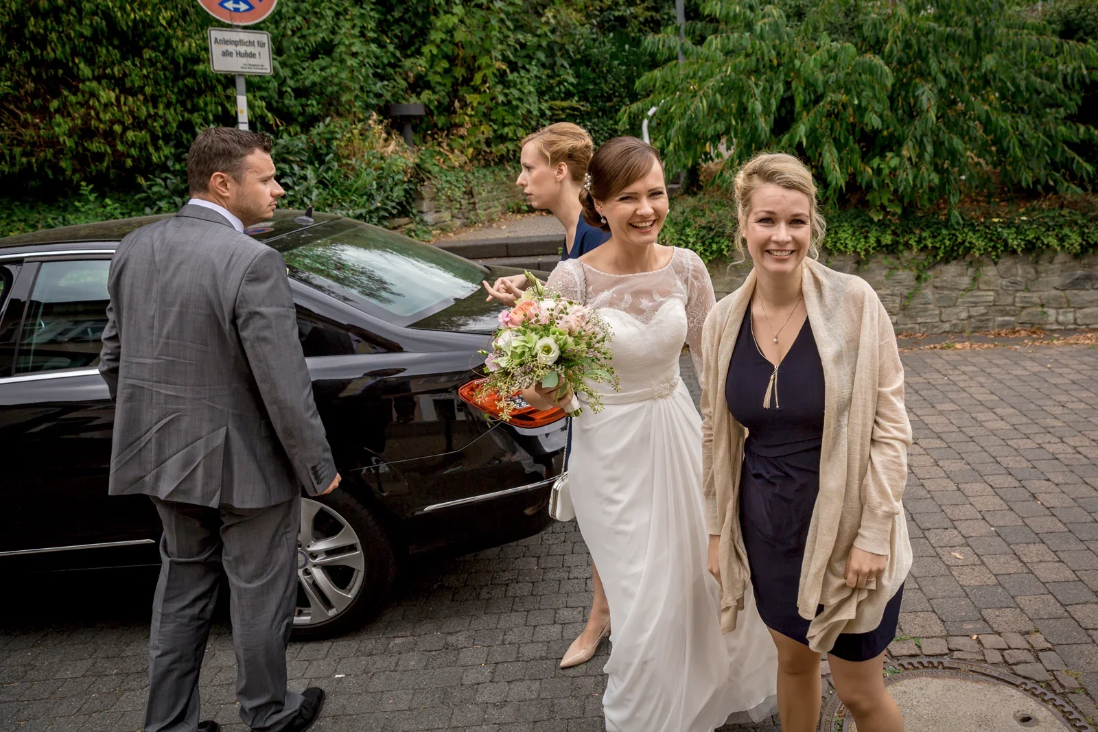 Gesa kommt zur Trauung in Bad Schwalbach an – Hochzeit von Gesa und Harald in Bad Schwalbach, Budenheim und Mainz