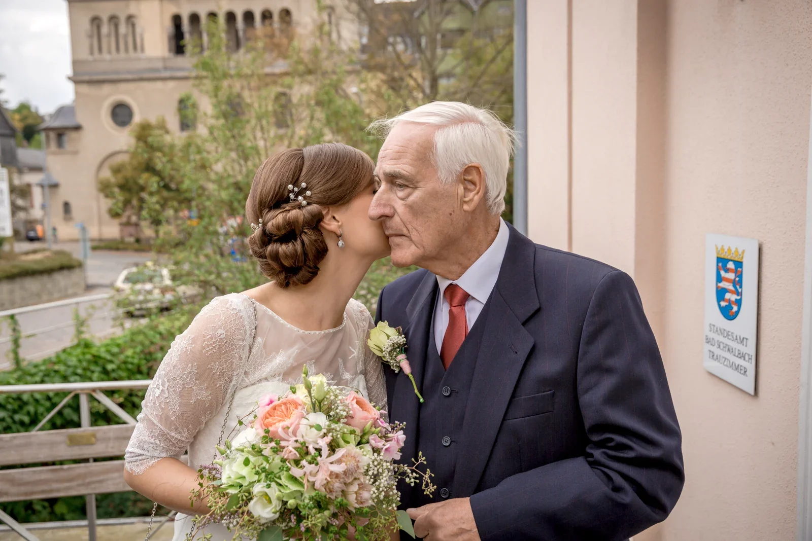 Eine herzliche Begrüßung vor dem Standesamt – Hochzeit von Gesa und Harald in Bad Schwalbach, Budenheim und Mainz