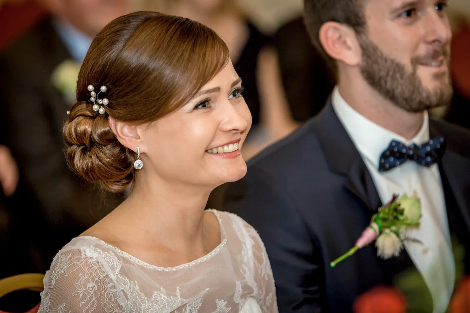 Gesa lächelt während der Zeremonie – Hochzeit von Gesa und Harald in Bad Schwalbach, Budenheim und Mainz