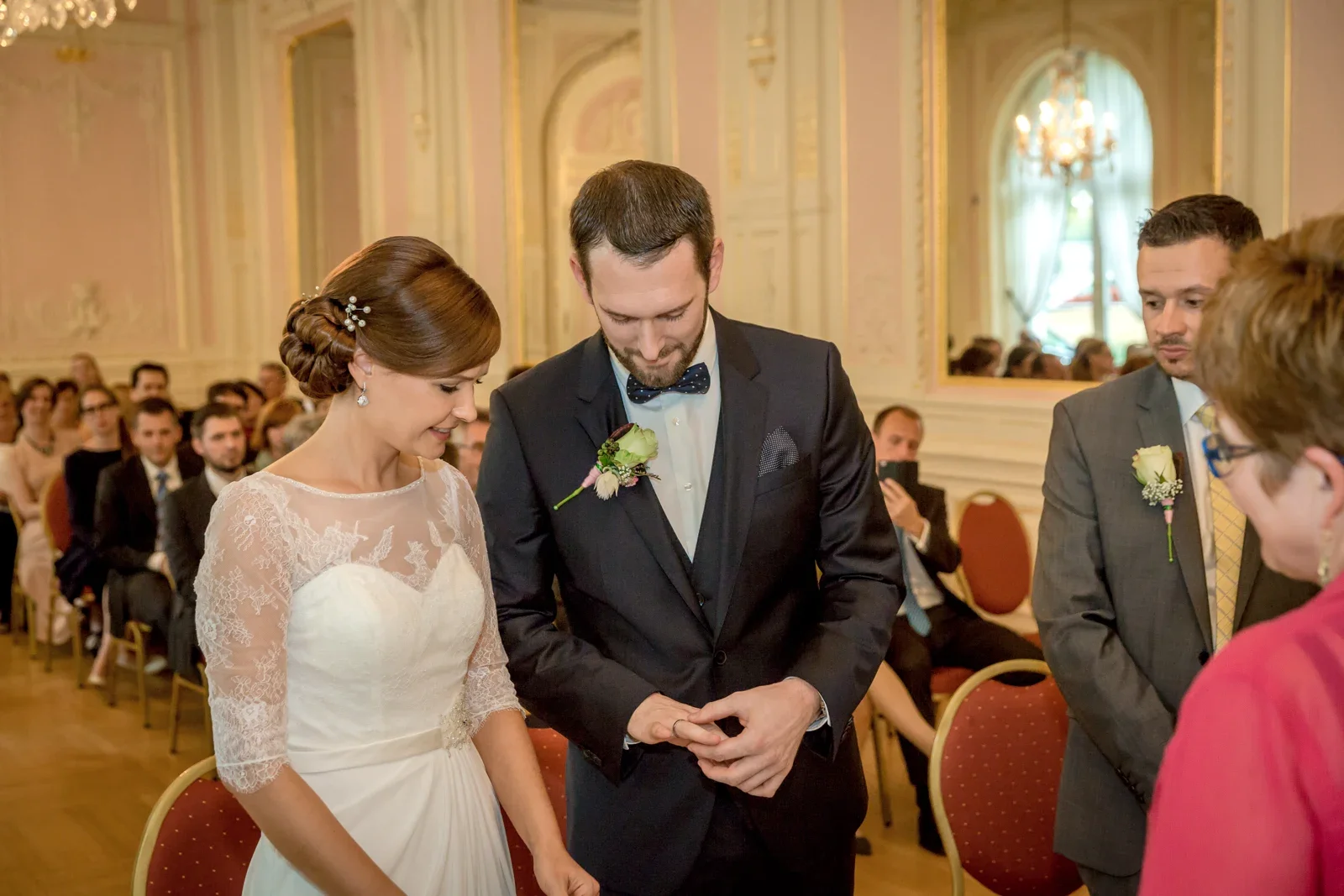Gesa und Harald zeigen ihre Ringe – Hochzeit von Gesa und Harald in Bad Schwalbach, Budenheim und Mainz