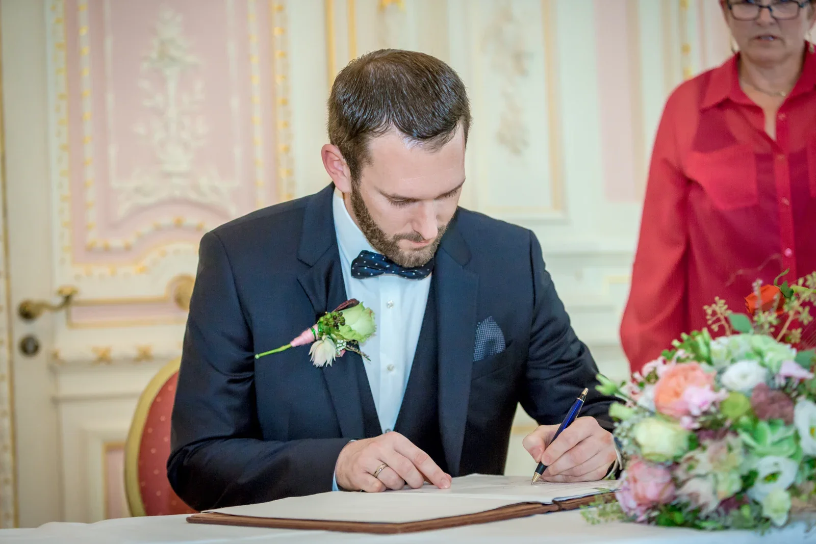 Harald unterschreibt – Hochzeit von Gesa und Harald in Bad Schwalbach, Budenheim und Mainz