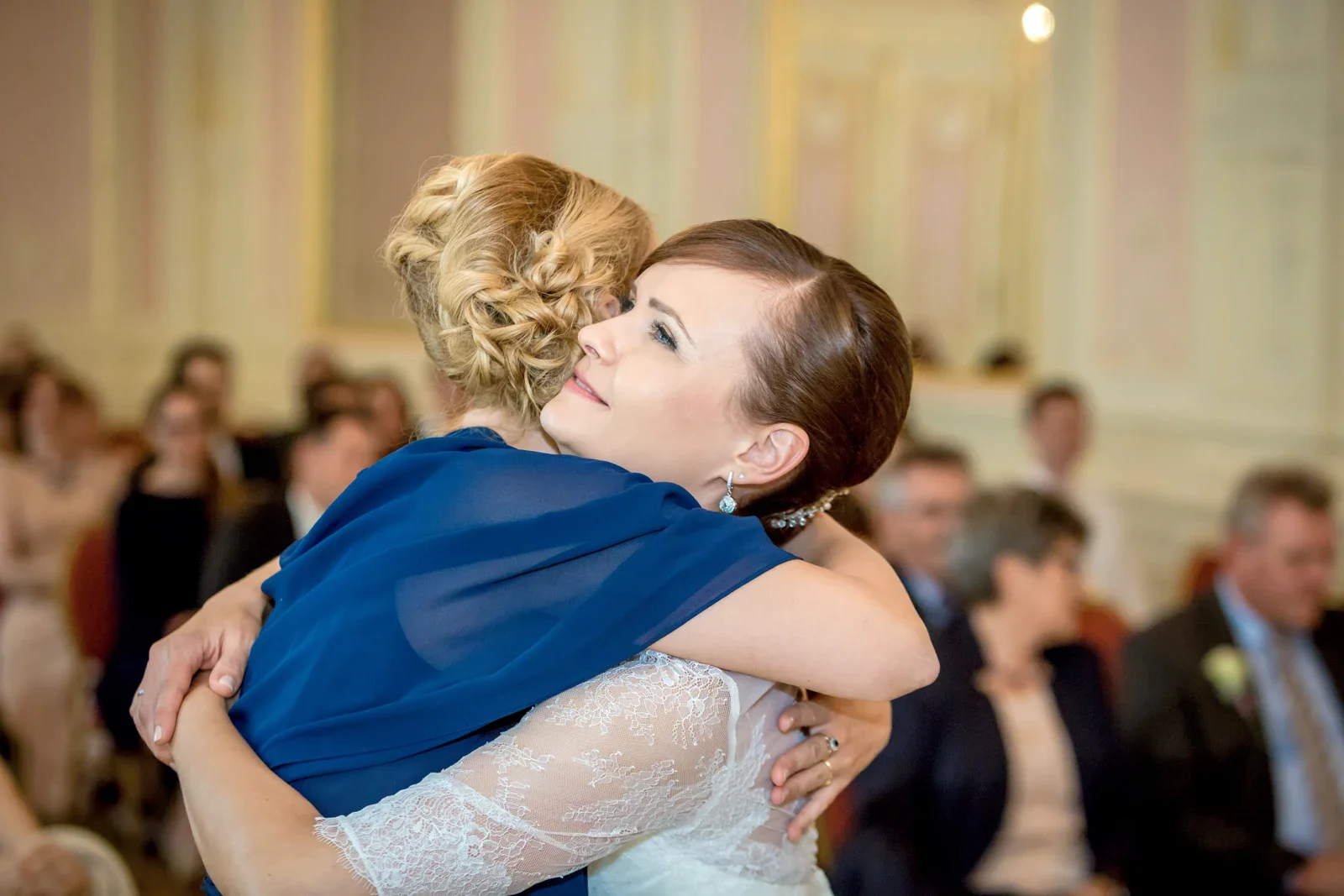 Eine Umarmung nach der Trauung – Hochzeit von Gesa und Harald in Bad Schwalbach, Budenheim und Mainz