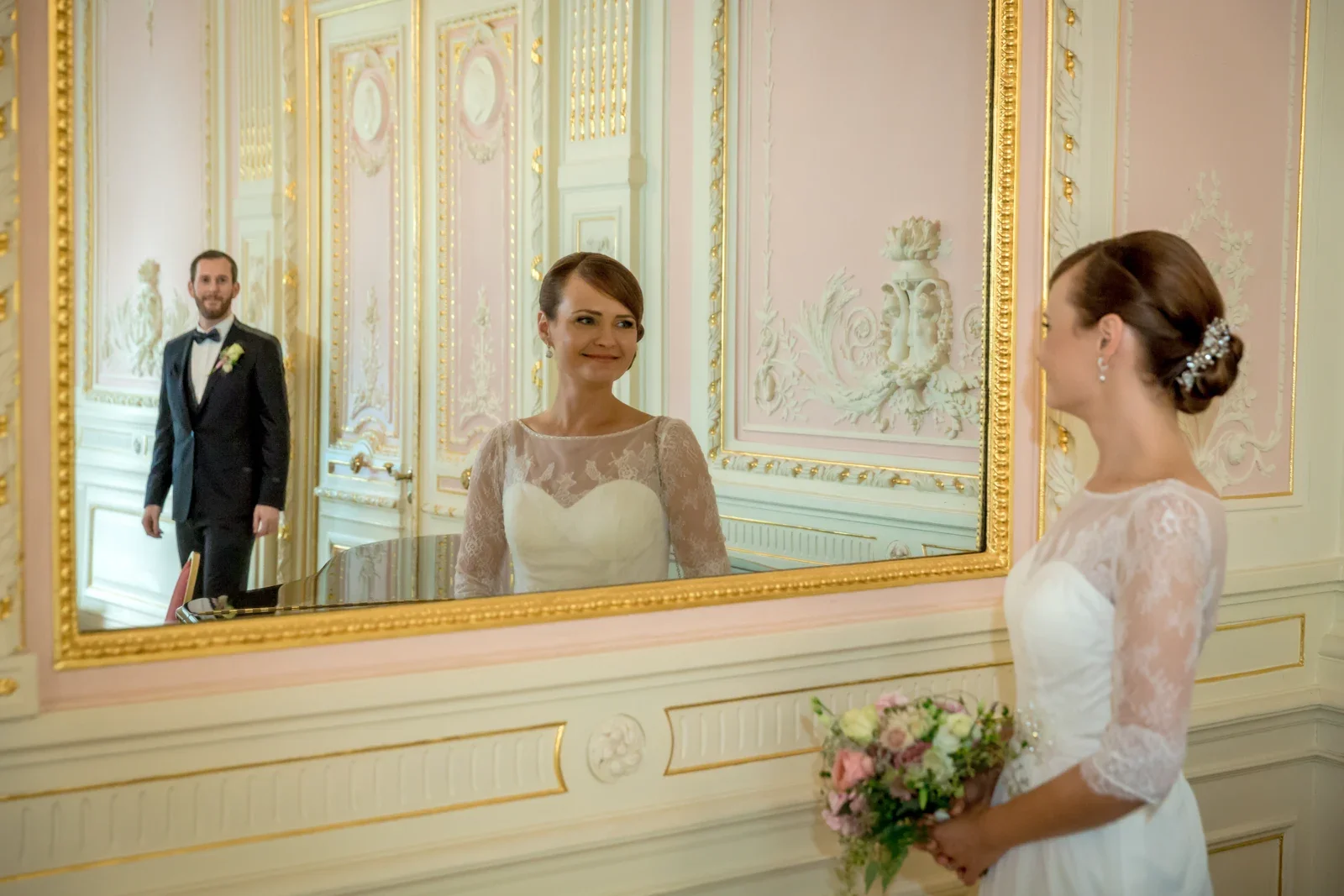 Ein Paarportrait im Spiegel – Hochzeit von Gesa und Harald in Bad Schwalbach, Budenheim und Mainz