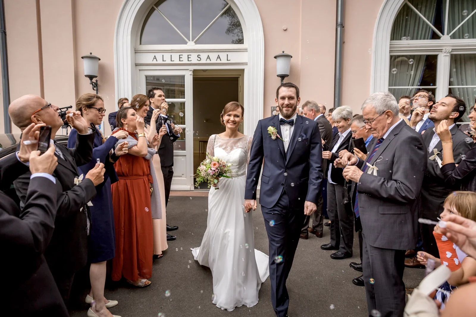 Auszug aus dem Standesamt – Hochzeit von Gesa und Harald in Bad Schwalbach, Budenheim und Mainz