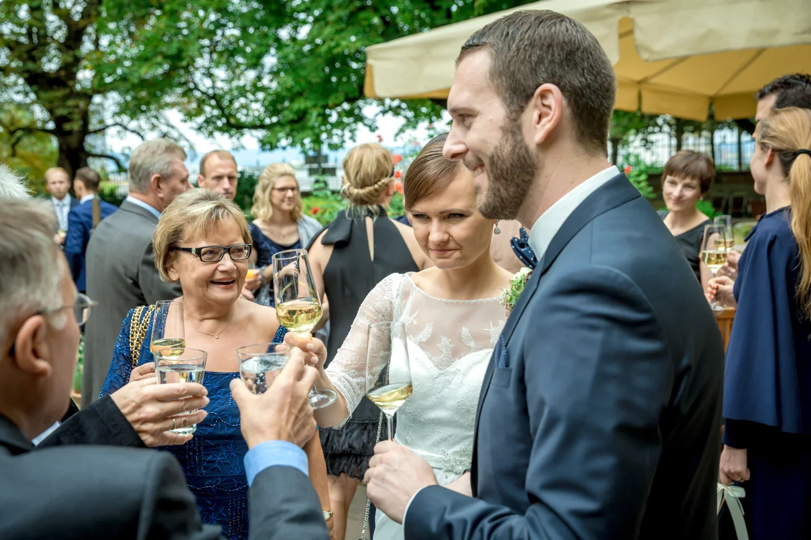 Anstoßen mit der Hochzeitsgesellschaft – Hochzeit von Gesa und Harald in Bad Schwalbach, Budenheim und Mainz