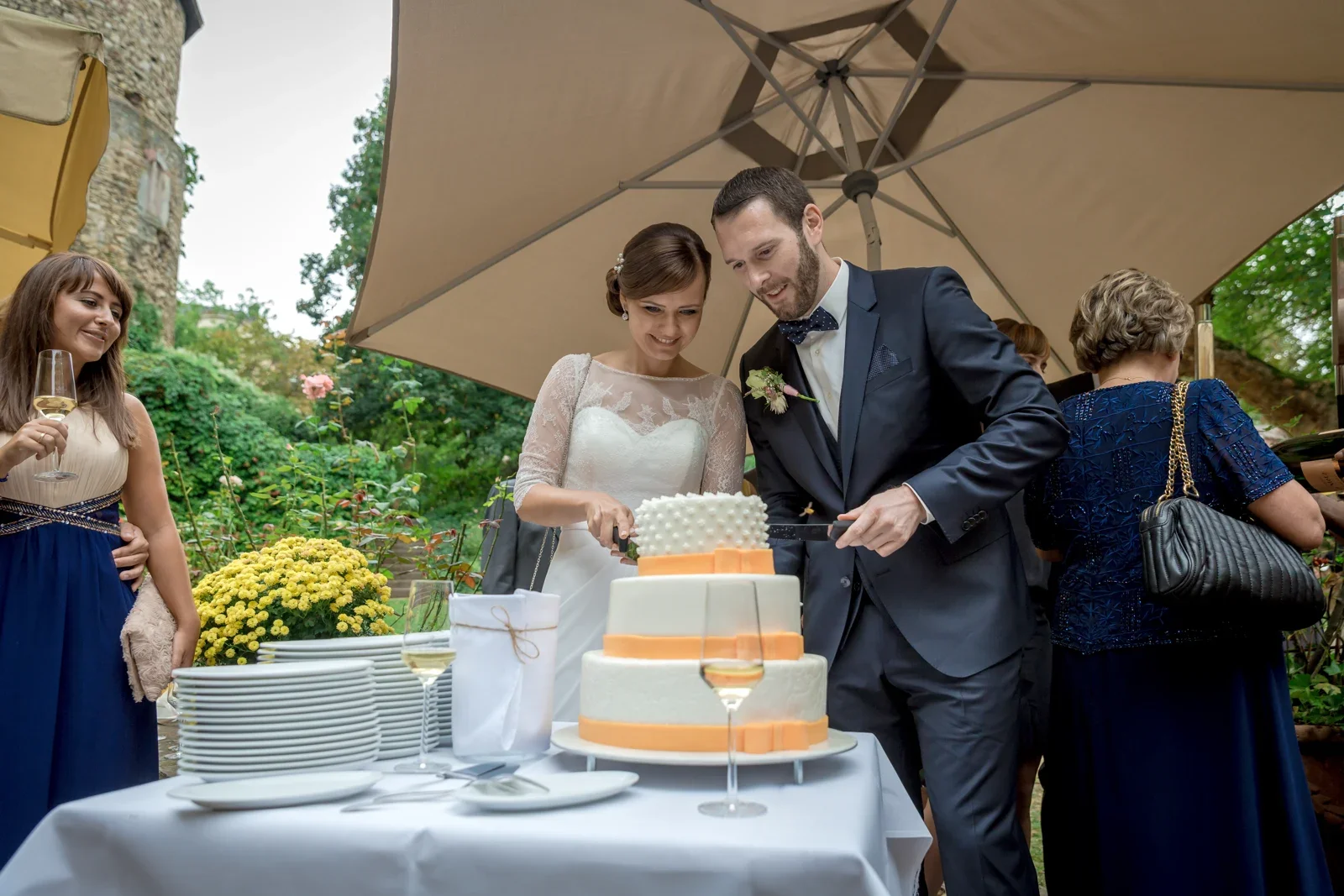 Gemeinsam die Hochzeitstorte anschneiden – Hochzeit von Gesa und Harald in Bad Schwalbach, Budenheim und Mainz