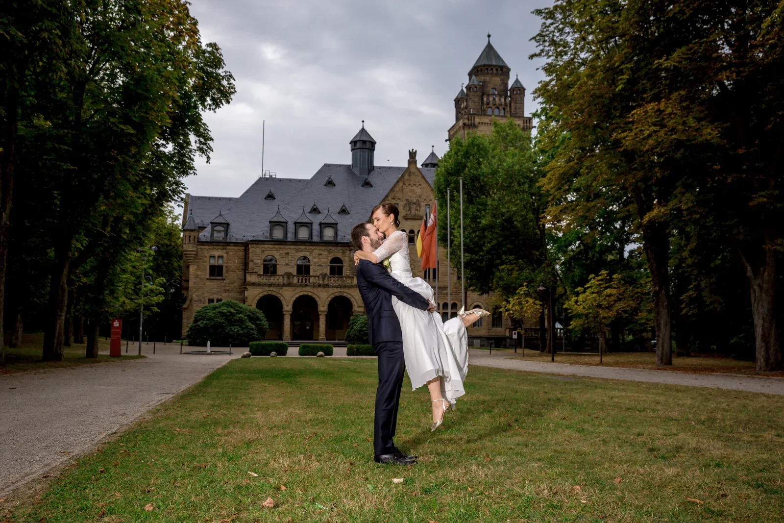Harald hebt Gesa vor Schloss Waldthausen hoch – Hochzeit von Gesa und Harald in Bad Schwalbach, Budenheim und Mainz