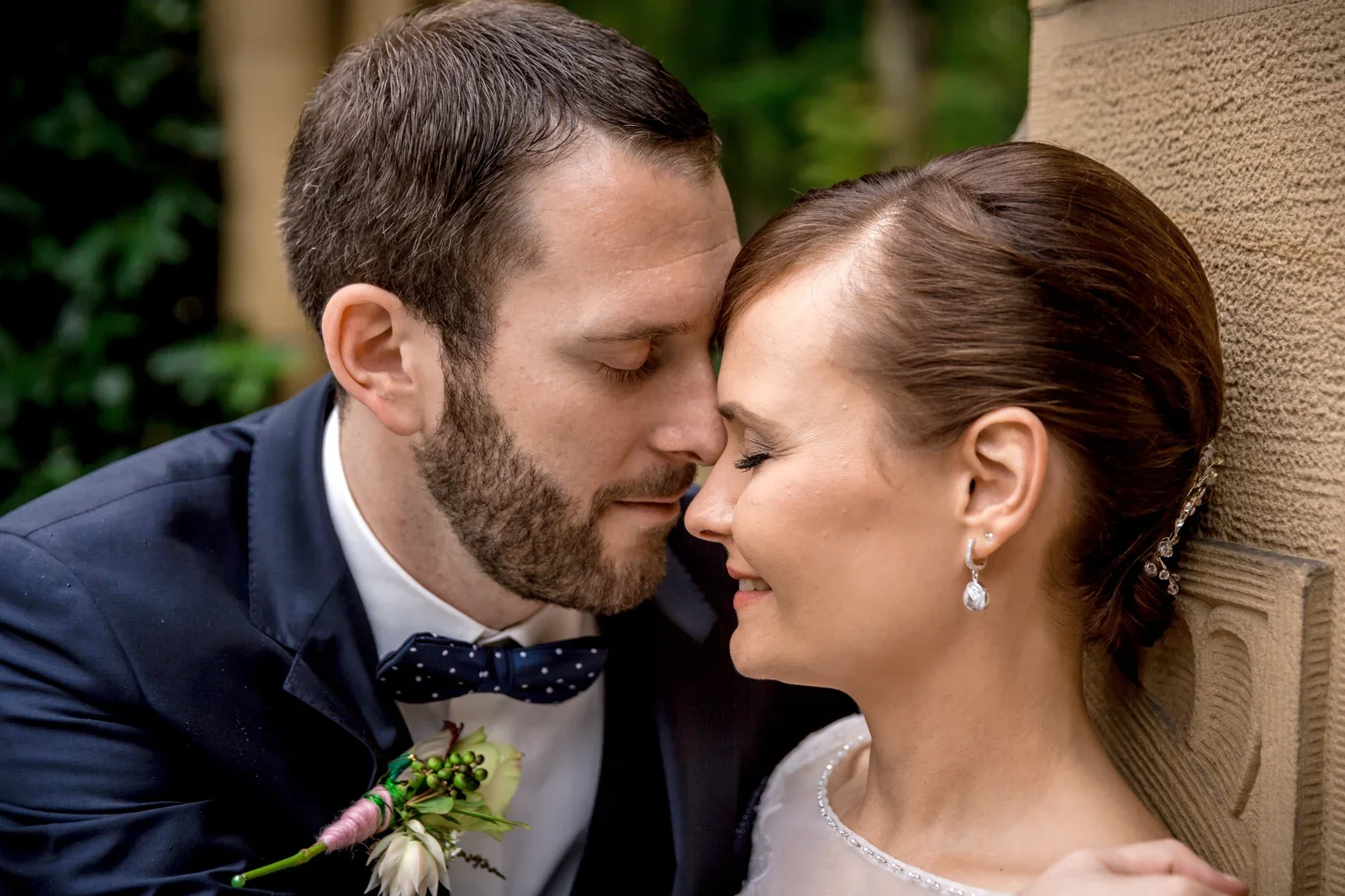 Ein vertrauter Moment beim Paarshooting – Hochzeit von Gesa und Harald in Bad Schwalbach, Budenheim und Mainz