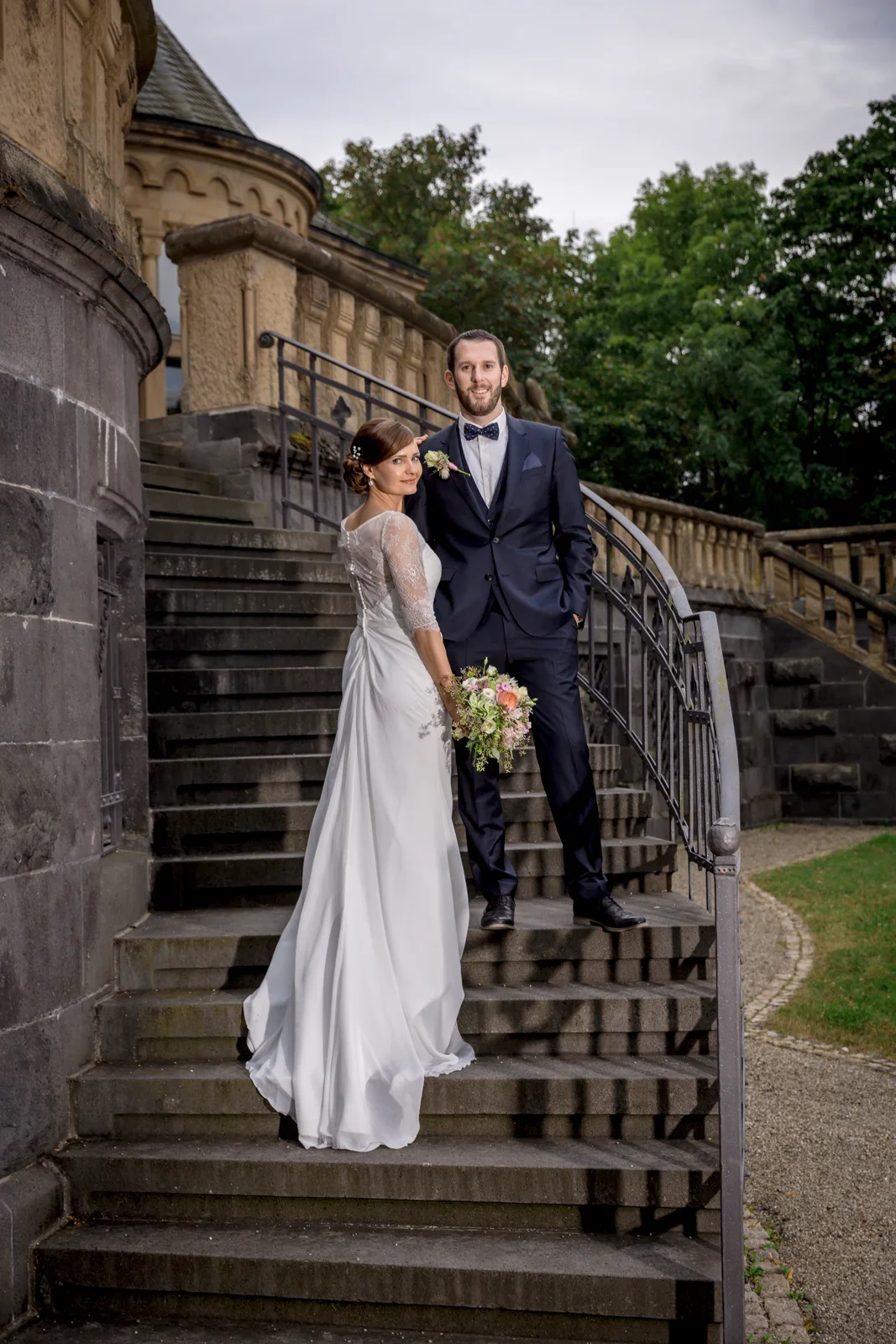 Gesa und Harald auf der Schlosstreppe – Hochzeit von Gesa und Harald in Bad Schwalbach, Budenheim und Mainz