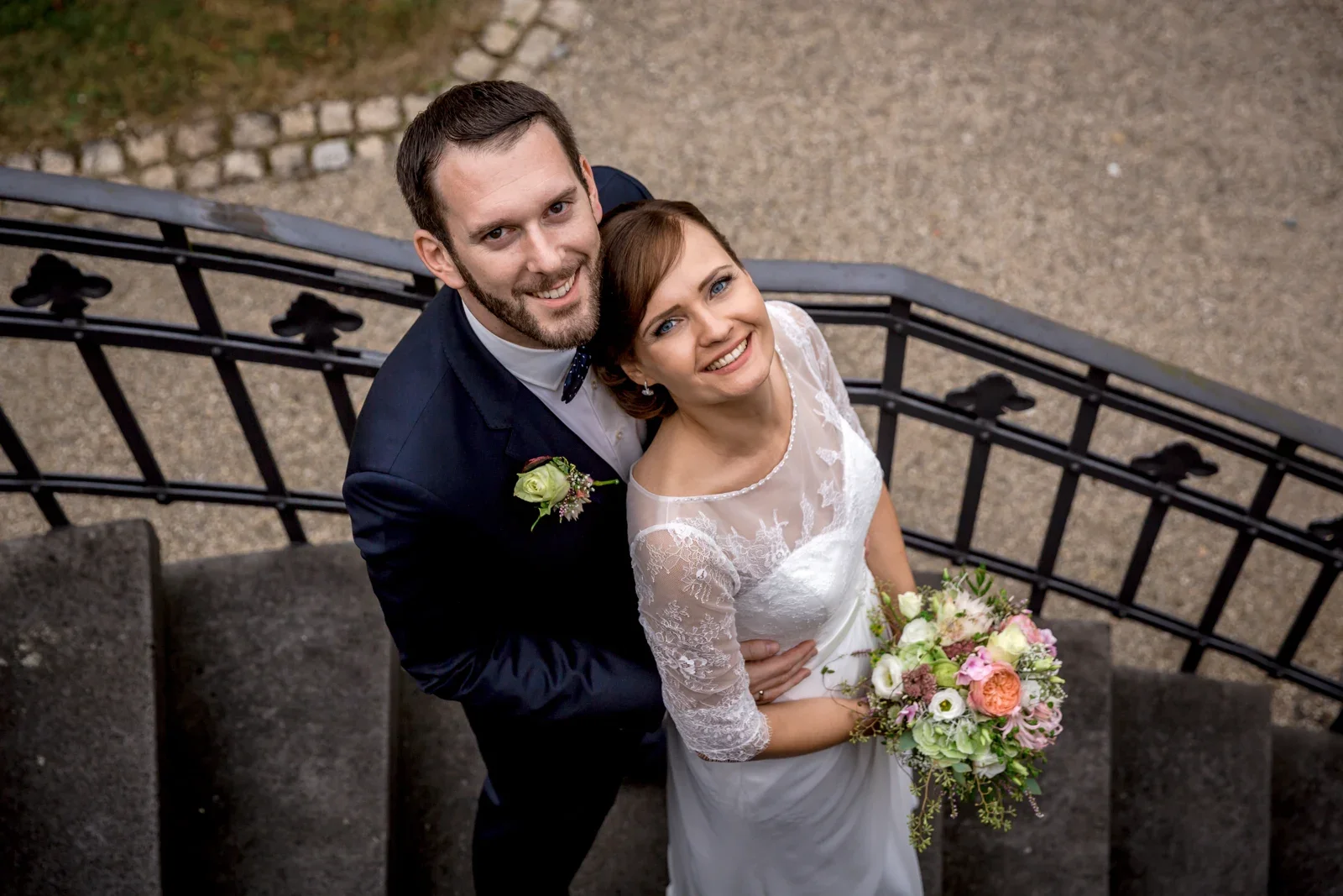 Ein Blick nach oben auf der Wendeltreppe – Hochzeit von Gesa und Harald in Bad Schwalbach, Budenheim und Mainz