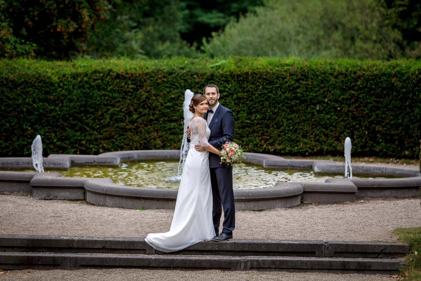 Zu zweit am Brunnen im Schlosspark – Hochzeit von Gesa und Harald in Bad Schwalbach, Budenheim und Mainz