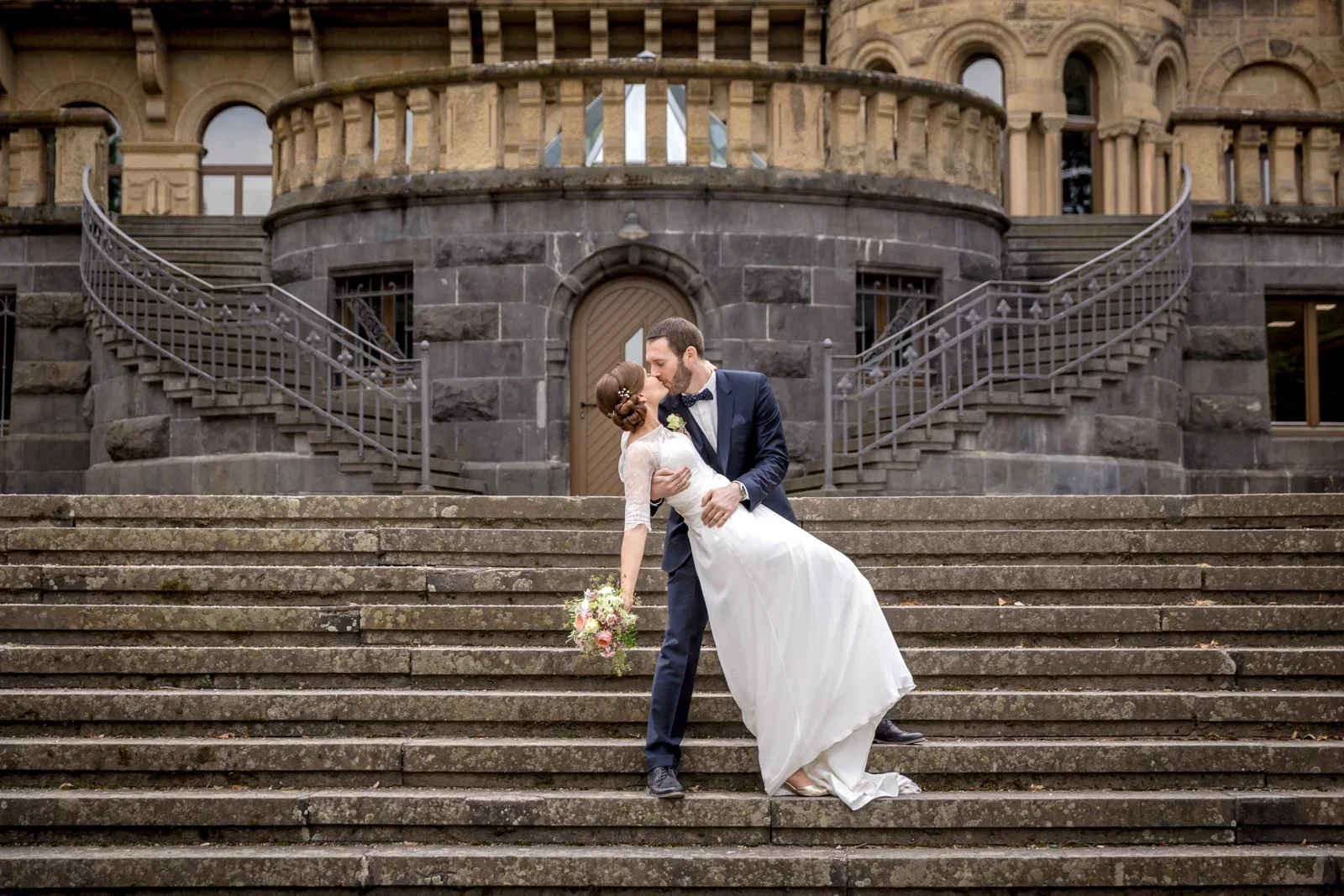 Ein Kuss auf der großen Treppe – Hochzeit von Gesa und Harald in Bad Schwalbach, Budenheim und Mainz