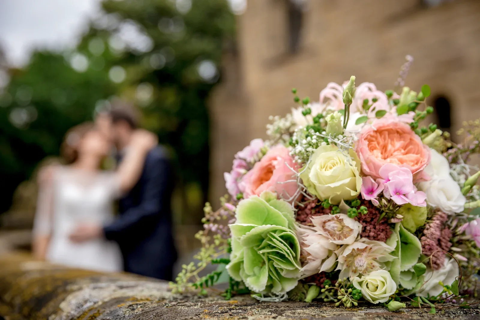 Der Brautstrauß vor der Schlossfassade – Hochzeit von Gesa und Harald in Bad Schwalbach, Budenheim und Mainz
