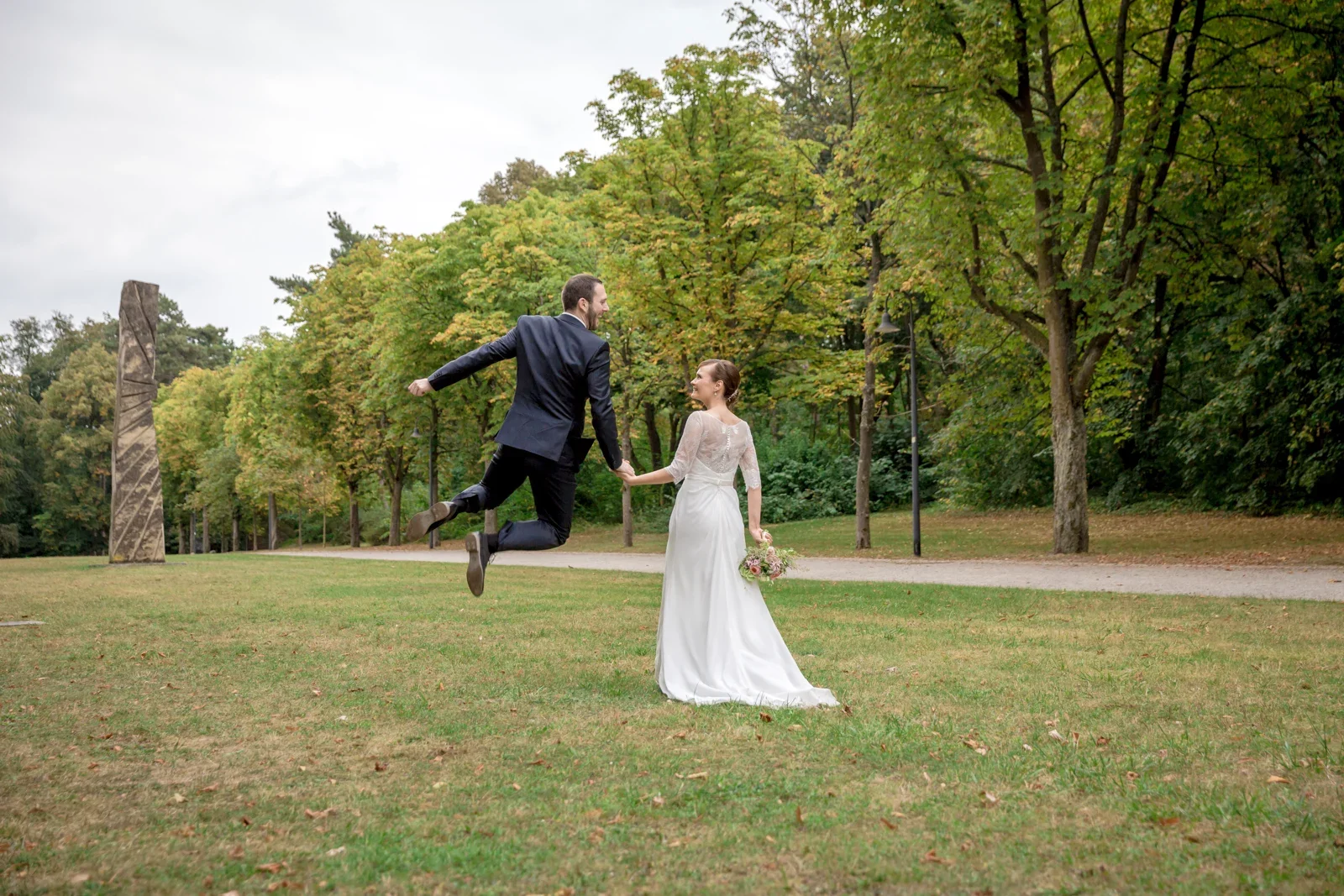 Ein Sprung beim Paarshooting im Park – Hochzeit von Gesa und Harald in Bad Schwalbach, Budenheim und Mainz