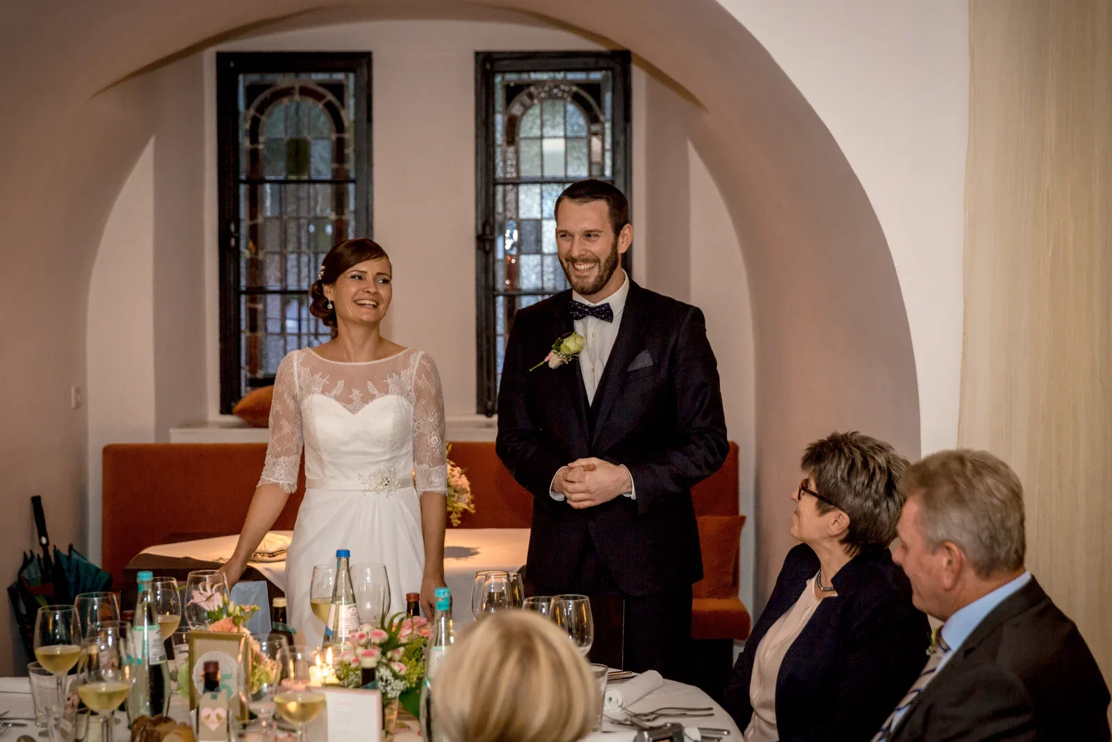 Gesa und Harald begrüßen die Gäste zur Feier – Hochzeit von Gesa und Harald in Bad Schwalbach, Budenheim und Mainz