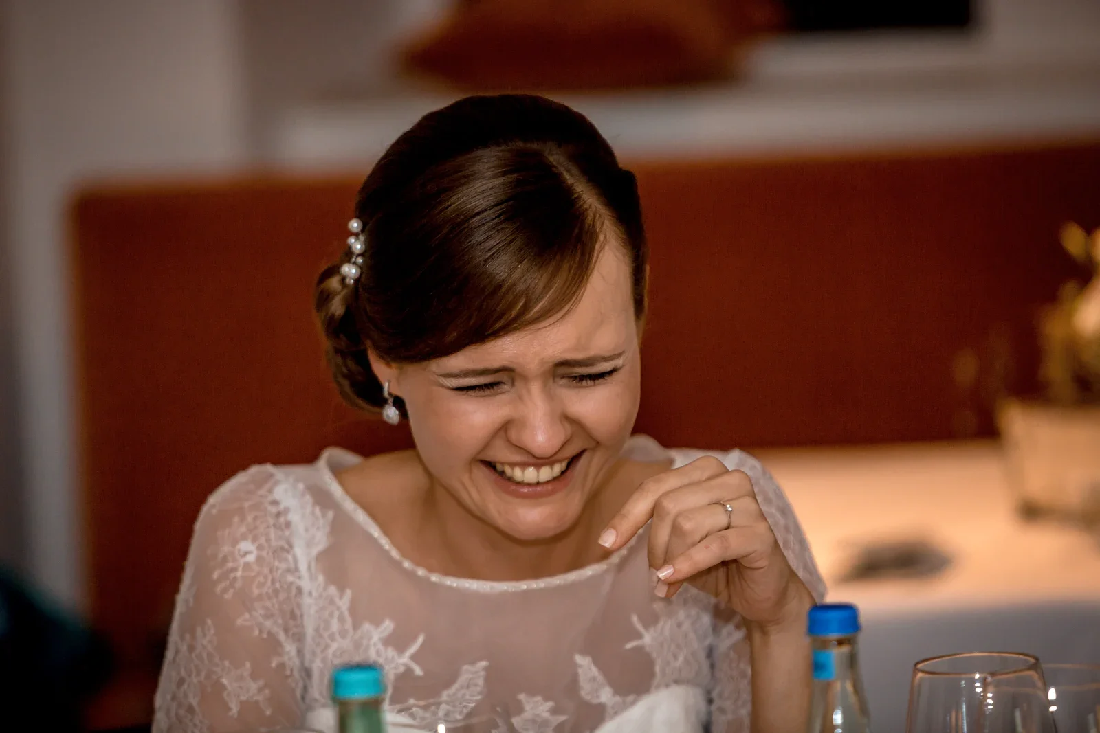 Gesa lacht während der Beiträge – Hochzeit von Gesa und Harald in Bad Schwalbach, Budenheim und Mainz
