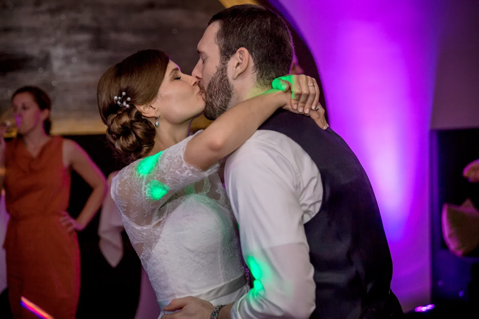 Ein Kuss mitten in der Feier – Hochzeit von Gesa und Harald in Bad Schwalbach, Budenheim und Mainz