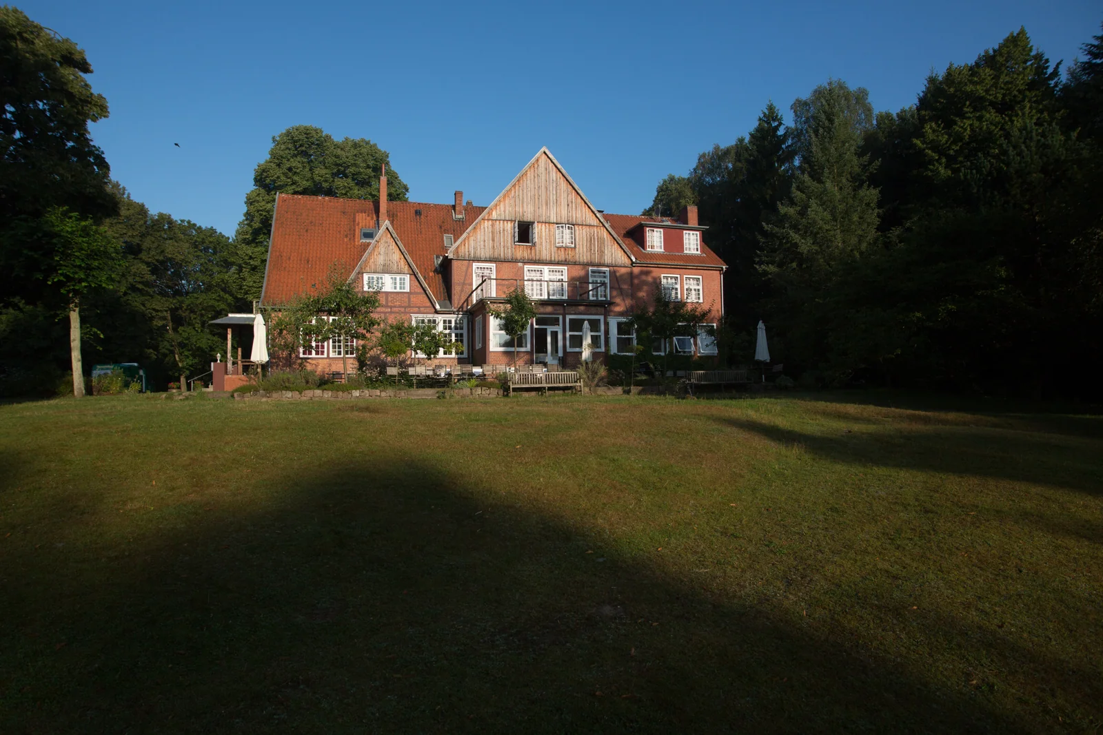 Das Haus und die Wiese vor Beginn der Hochzeitsfeier – Hochzeitsreportage von Basti und Debbi
