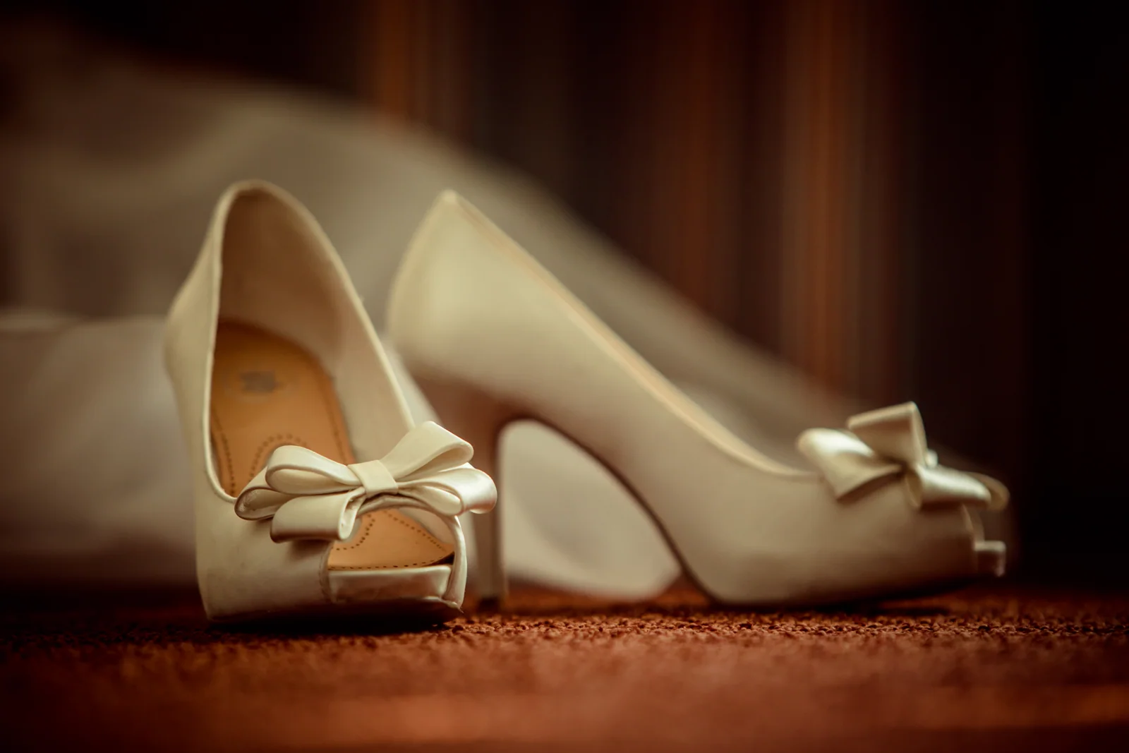 Die Brautschuhe als Detail der Vorbereitung – Hochzeitsreportage von Basti und Debbi