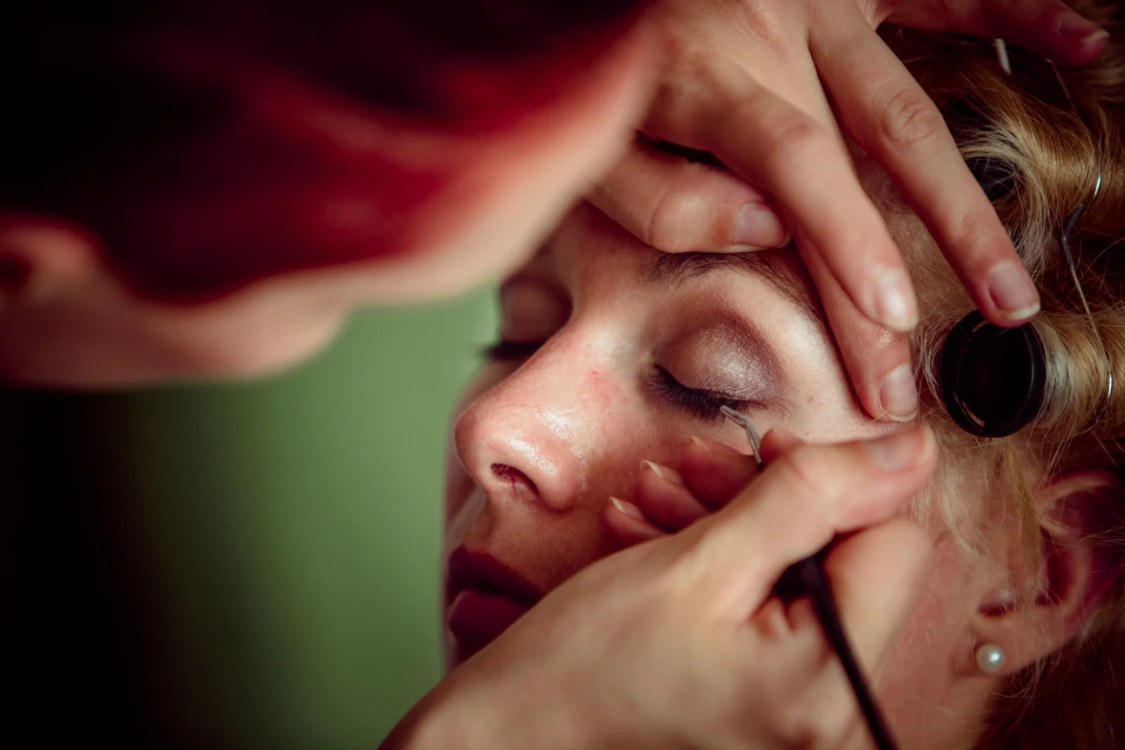 Debbi beim Braut-Make-up – Hochzeitsreportage von Basti und Debbi