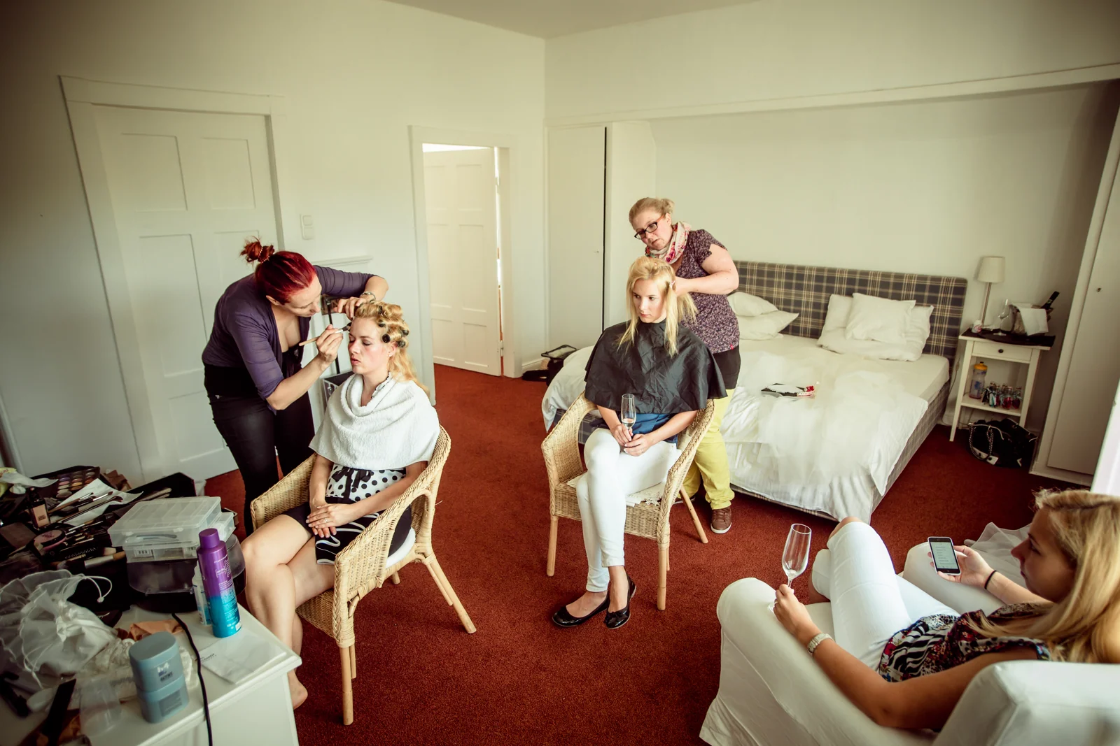 Gemeinsame Vorbereitungen im Zimmer – Hochzeitsreportage von Basti und Debbi