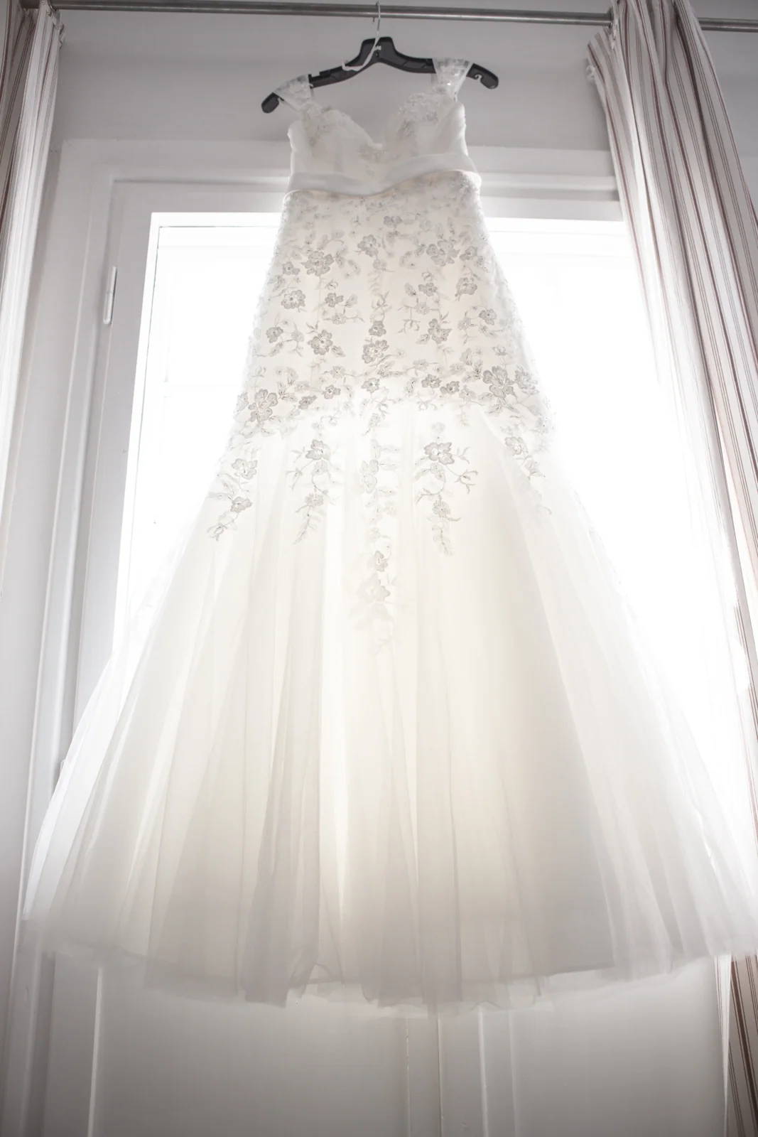 Das Brautkleid wartet auf seinen großen Auftritt – Hochzeitsreportage von Basti und Debbi