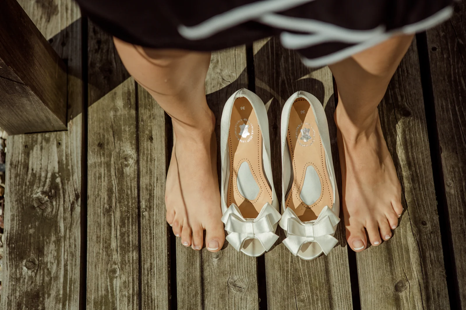 Basti mit den Brautschuhen vor dem Anziehen – Hochzeitsreportage von Basti und Debbi