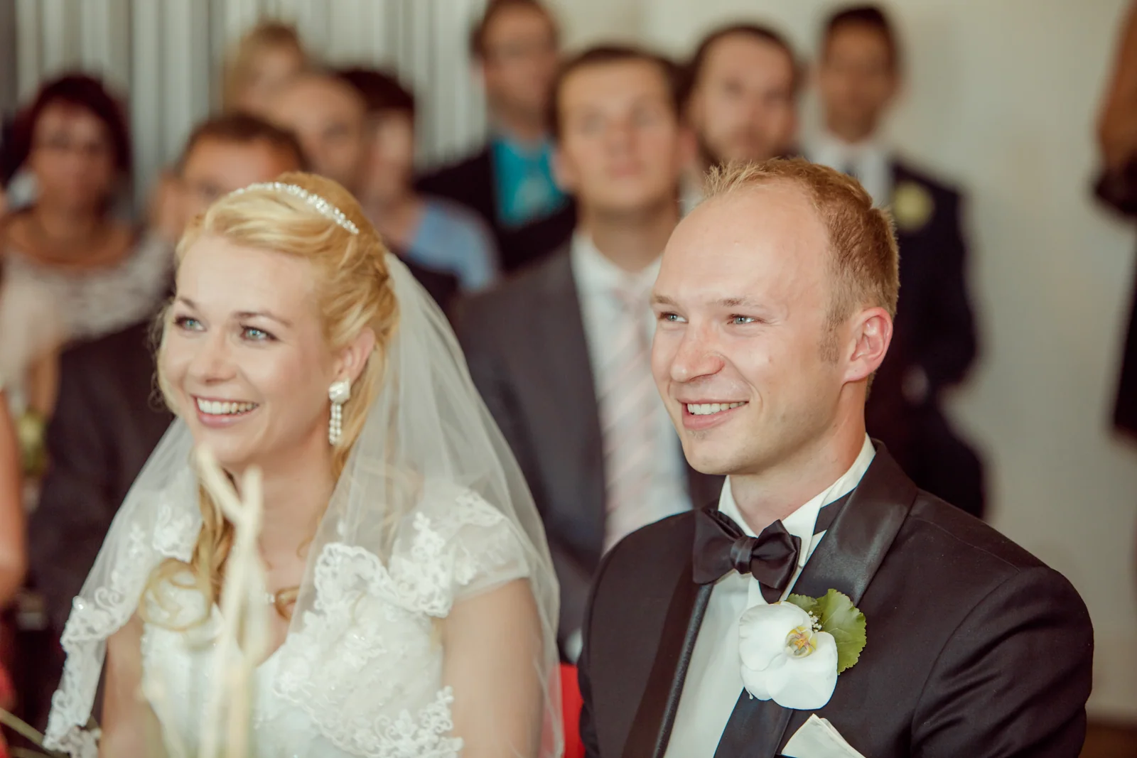 Debbi und Basti lachen während der Trauung – Hochzeitsreportage von Basti und Debbi